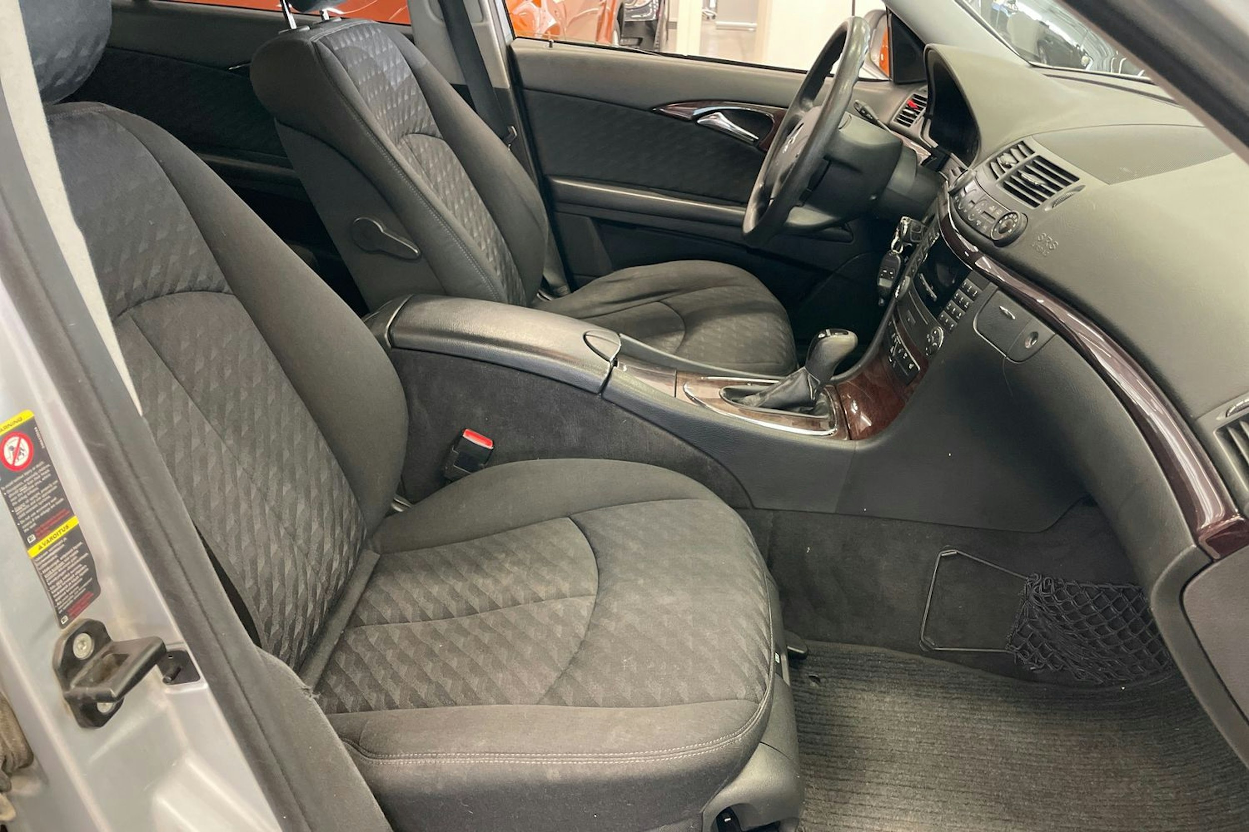 harmaa Mercedes-Benz E 2006 kuva 20.