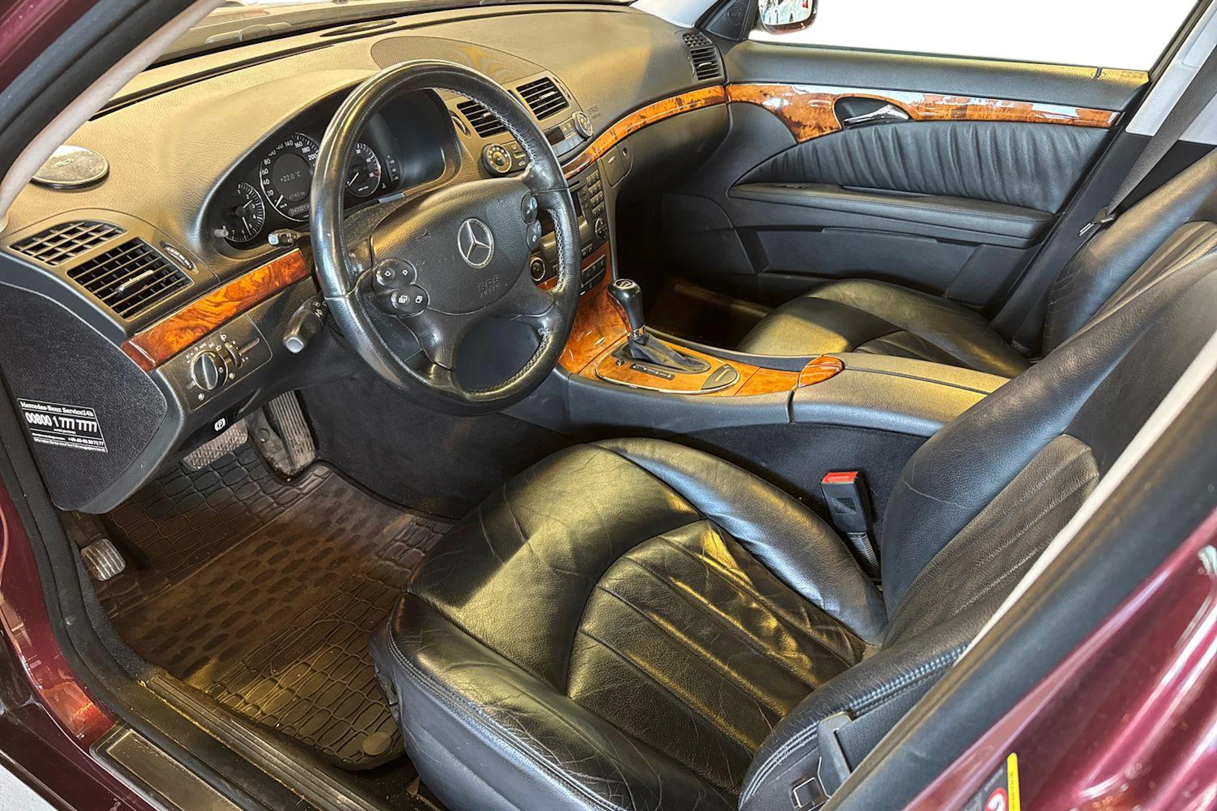 punainen Mercedes-Benz E 2006 kuva 3.