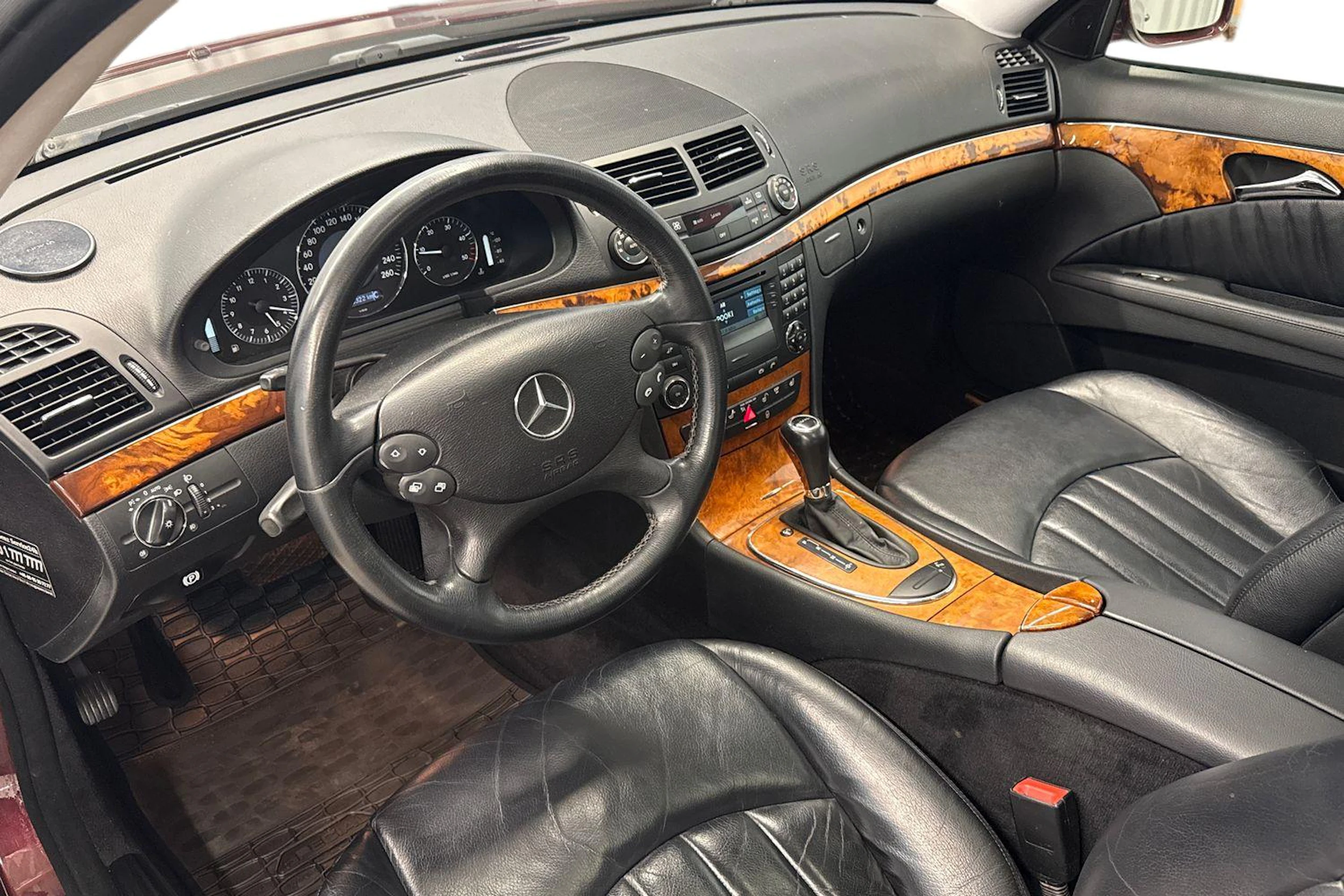 punainen Mercedes-Benz E 2006 kuva 8.