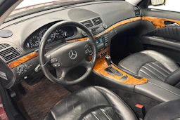 punainen Mercedes-Benz E 2006 kuva 8.