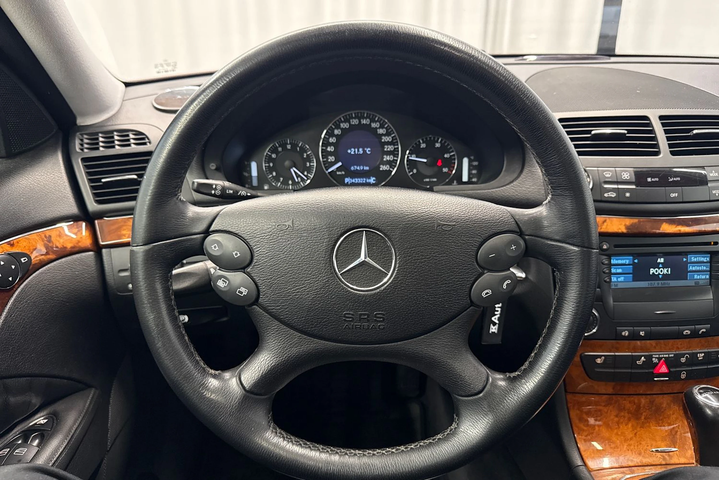 punainen Mercedes-Benz E 2006 kuva 15.