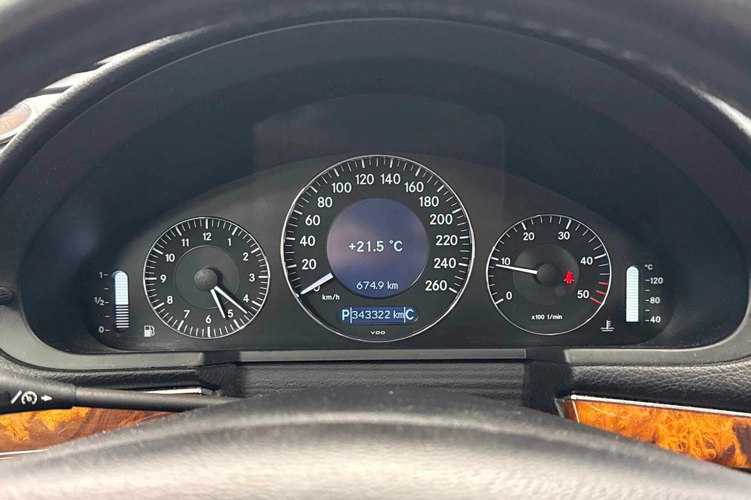 punainen Mercedes-Benz E 2006 kuva 16.