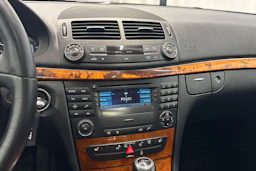 punainen Mercedes-Benz E 2006 kuva 17.