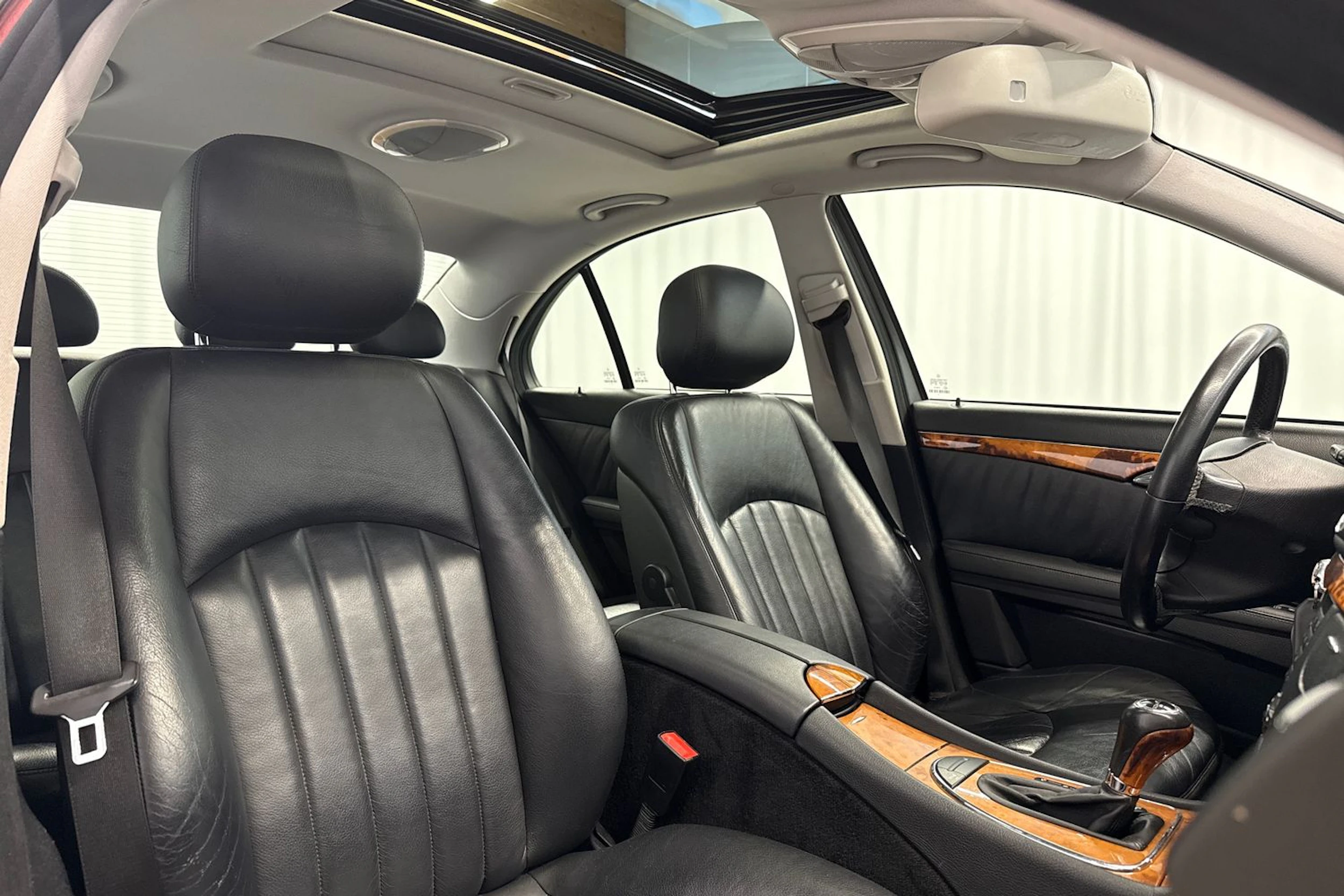punainen Mercedes-Benz E 2006 kuva 21.