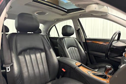 punainen Mercedes-Benz E 2006 kuva 21.