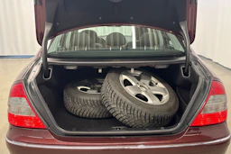 punainen Mercedes-Benz E 2006 kuva 23.