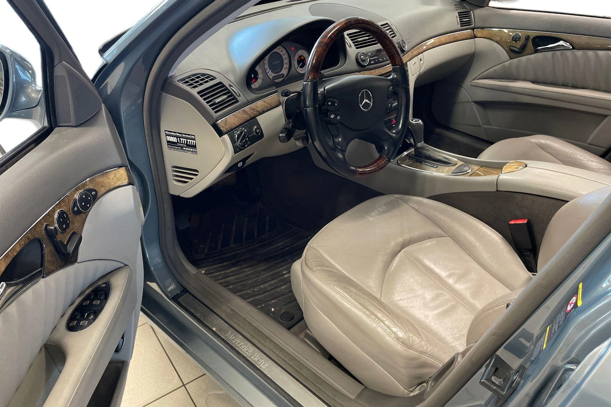 Harmaa Mercedes-Benz E 2007 kuva 3.