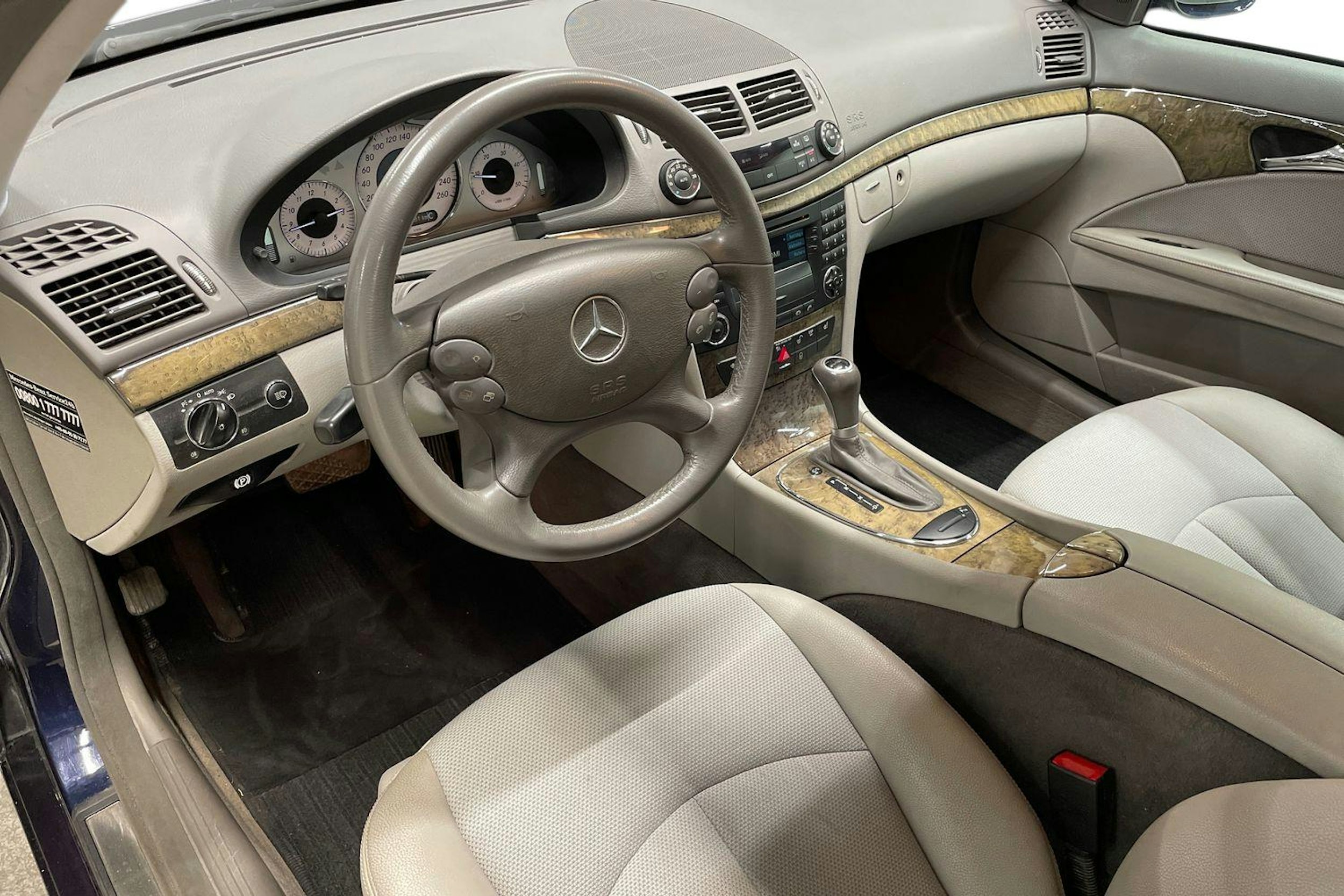 Sininen Mercedes-Benz E 2007 kuva 7.