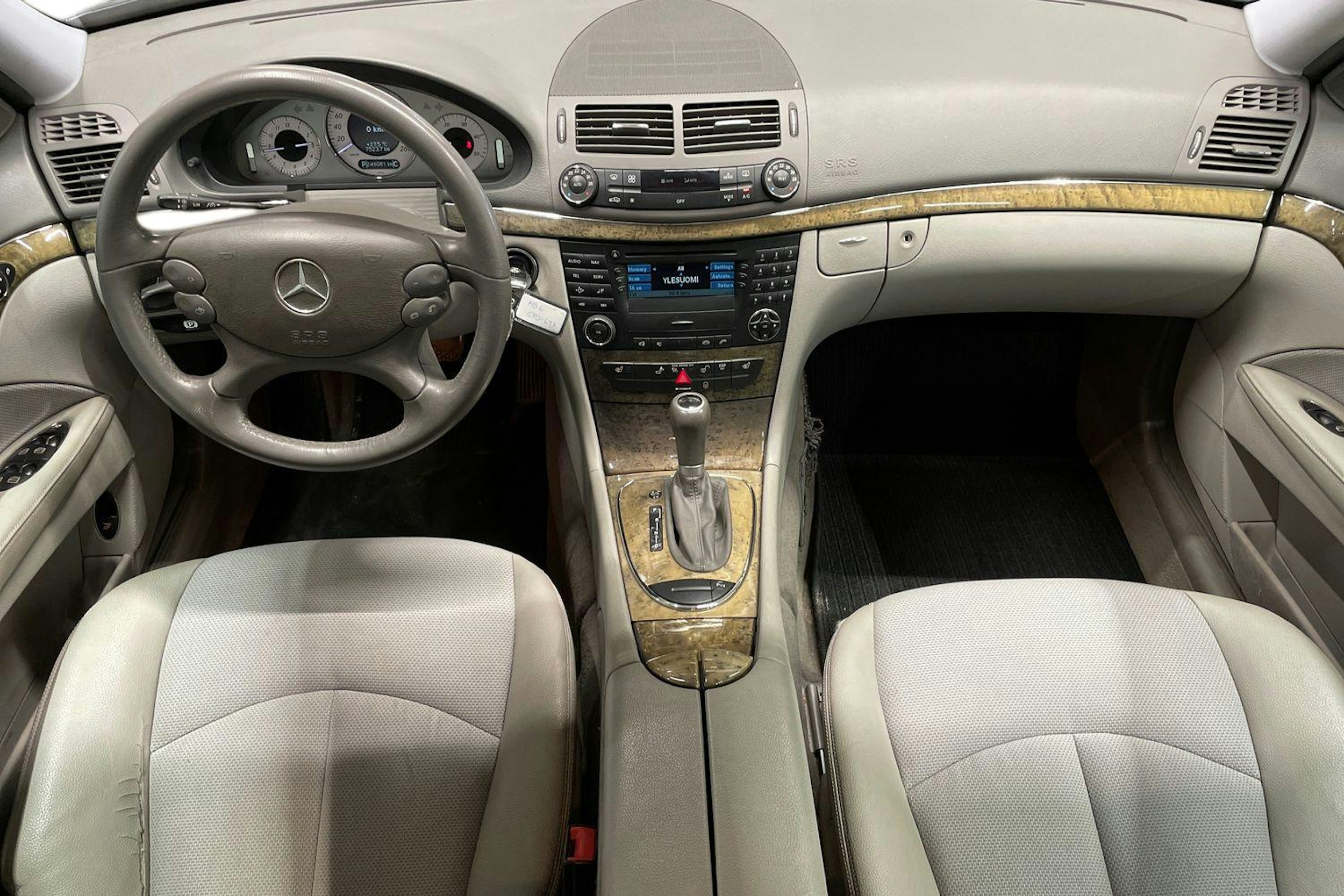 Sininen Mercedes-Benz E 2007 kuva 9.