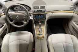 Sininen Mercedes-Benz E 2007 kuva 9.