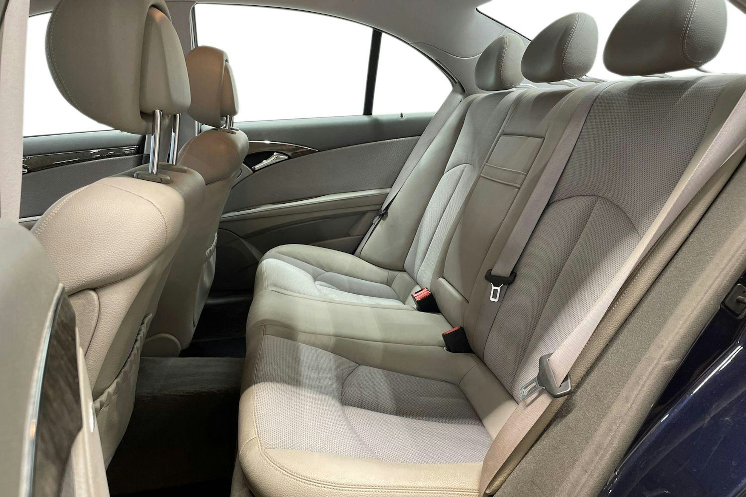 Sininen Mercedes-Benz E 2007 kuva 10.