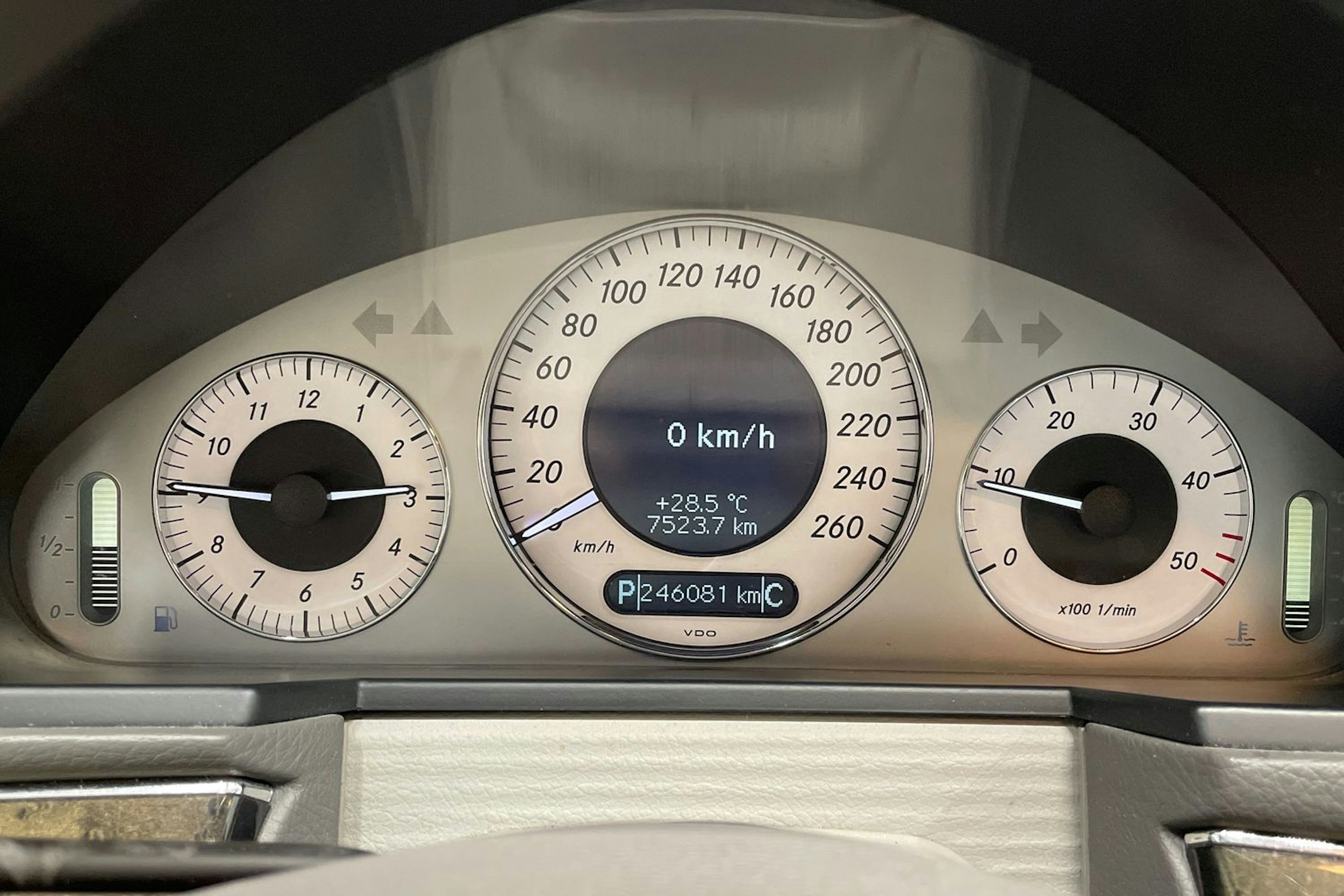 Sininen Mercedes-Benz E 2007 kuva 15.