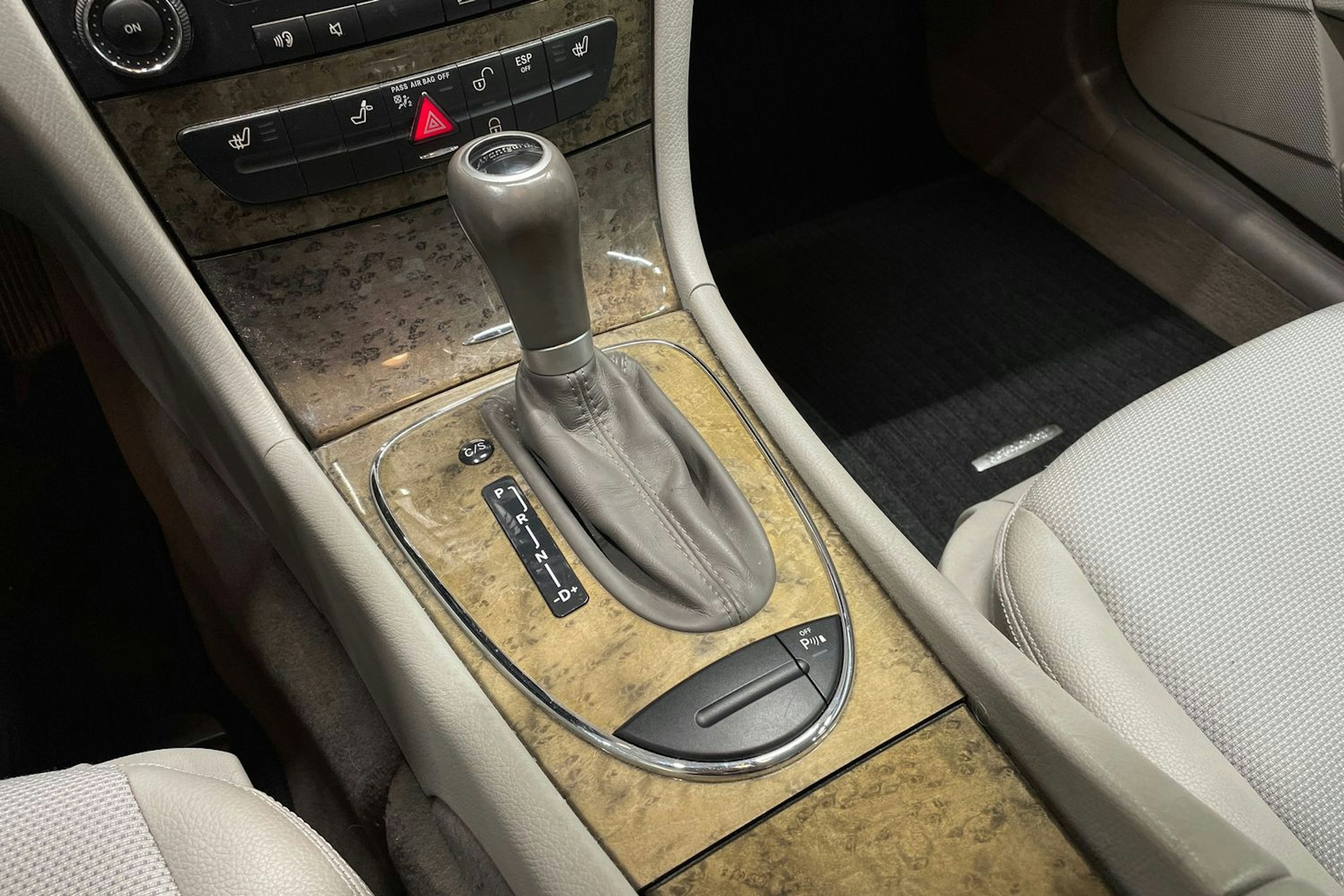 Sininen Mercedes-Benz E 2007 kuva 17.