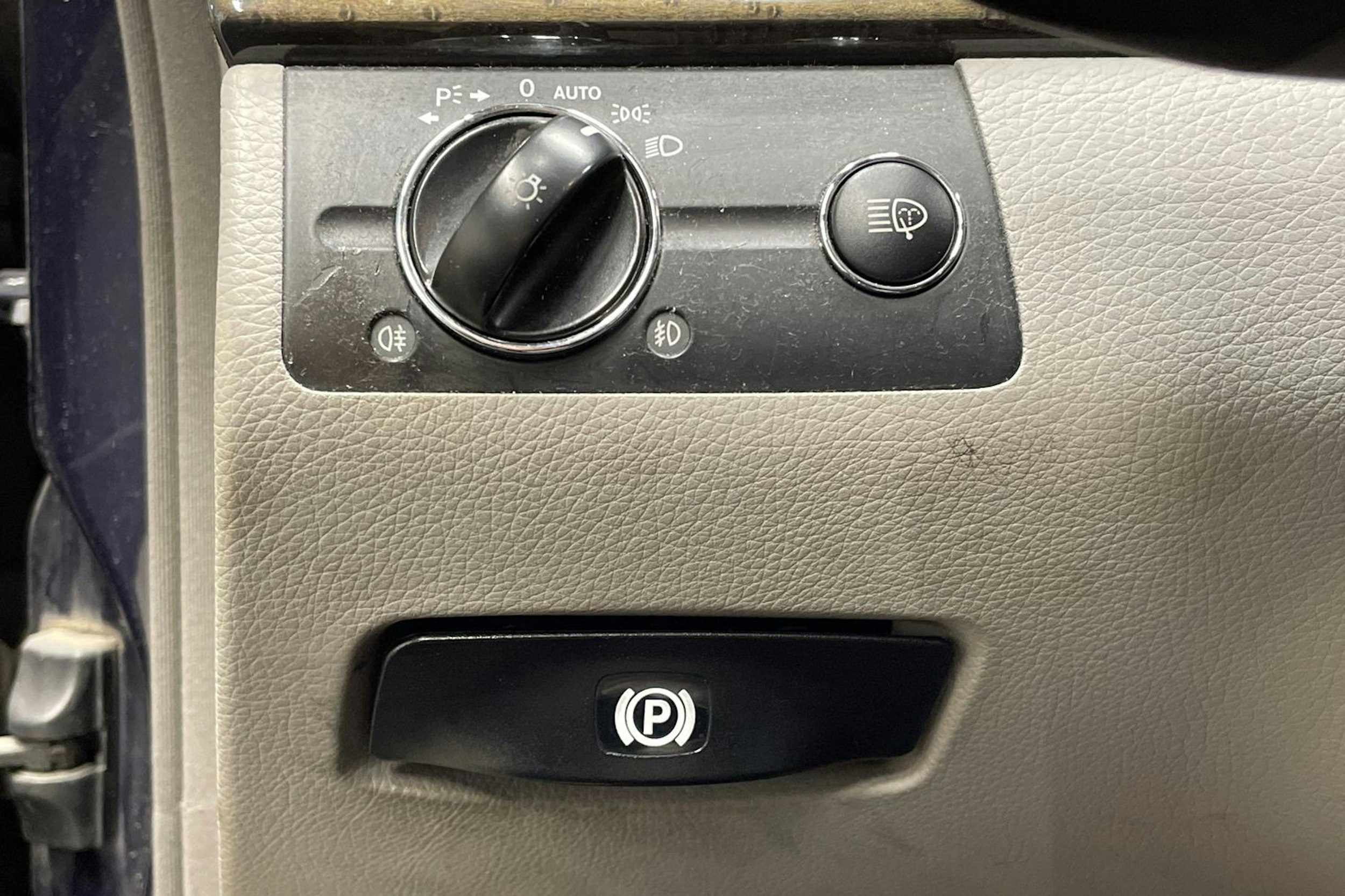 Sininen Mercedes-Benz E 2007 kuva 18.