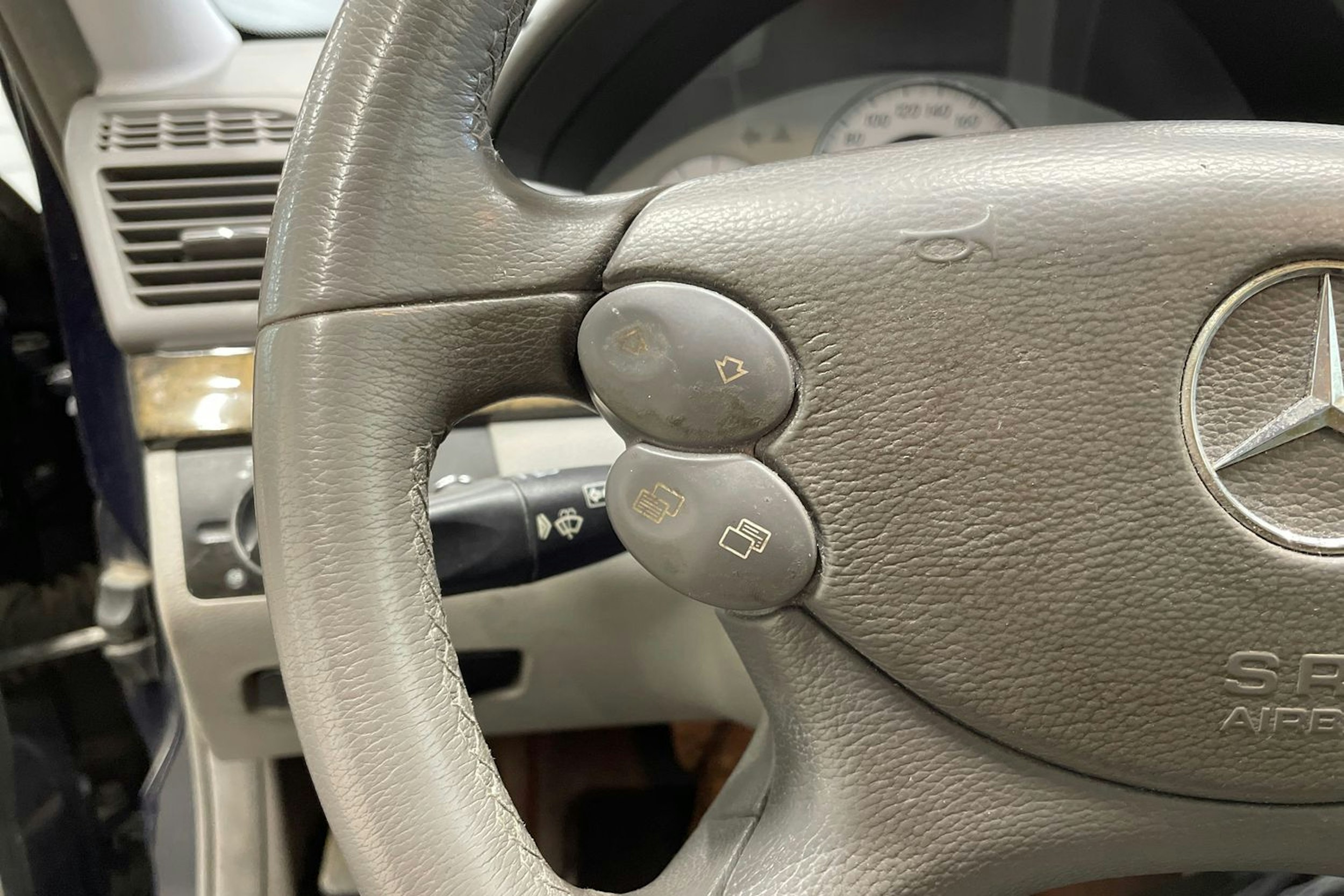 Sininen Mercedes-Benz E 2007 kuva 19.