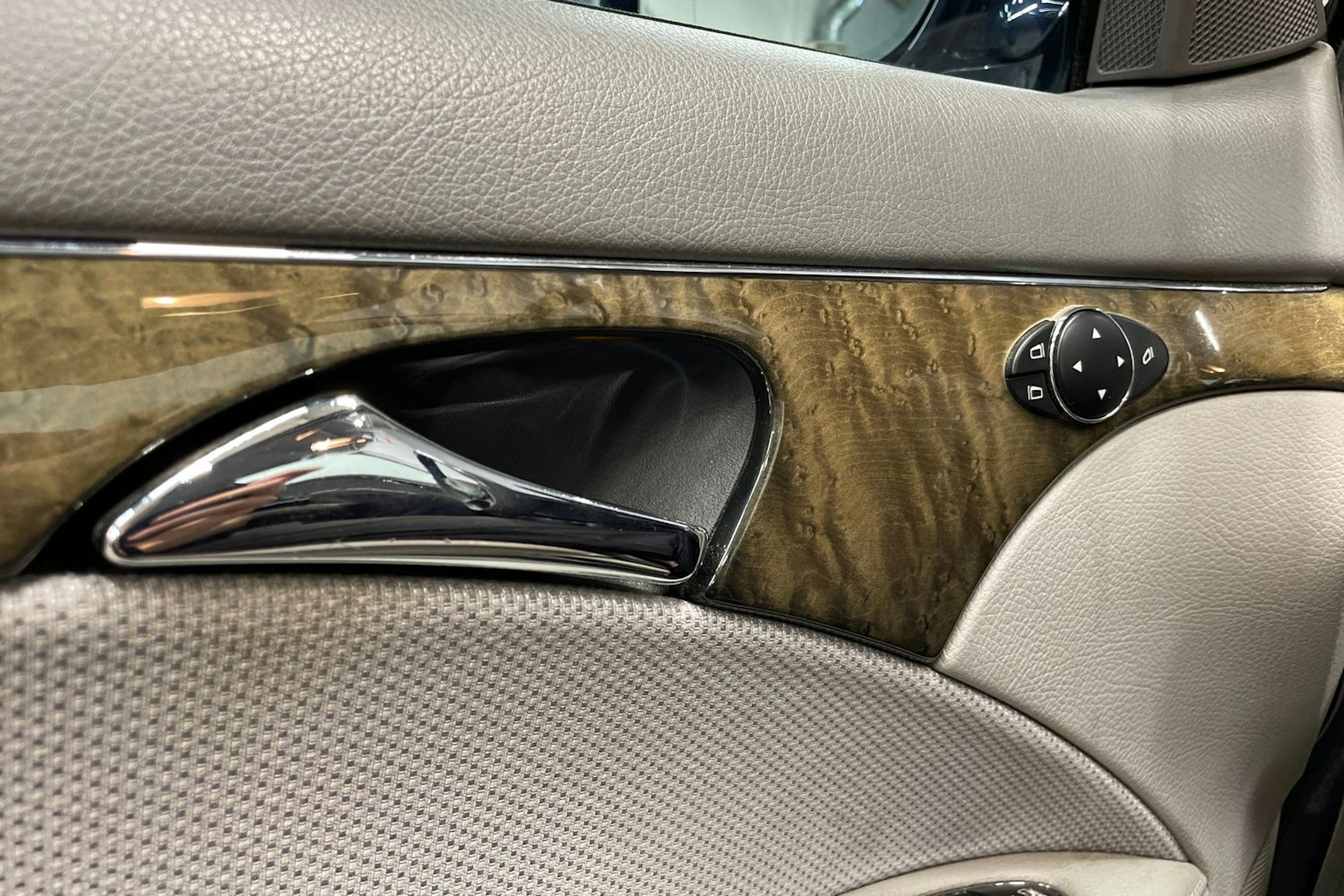 Sininen Mercedes-Benz E 2007 kuva 21.