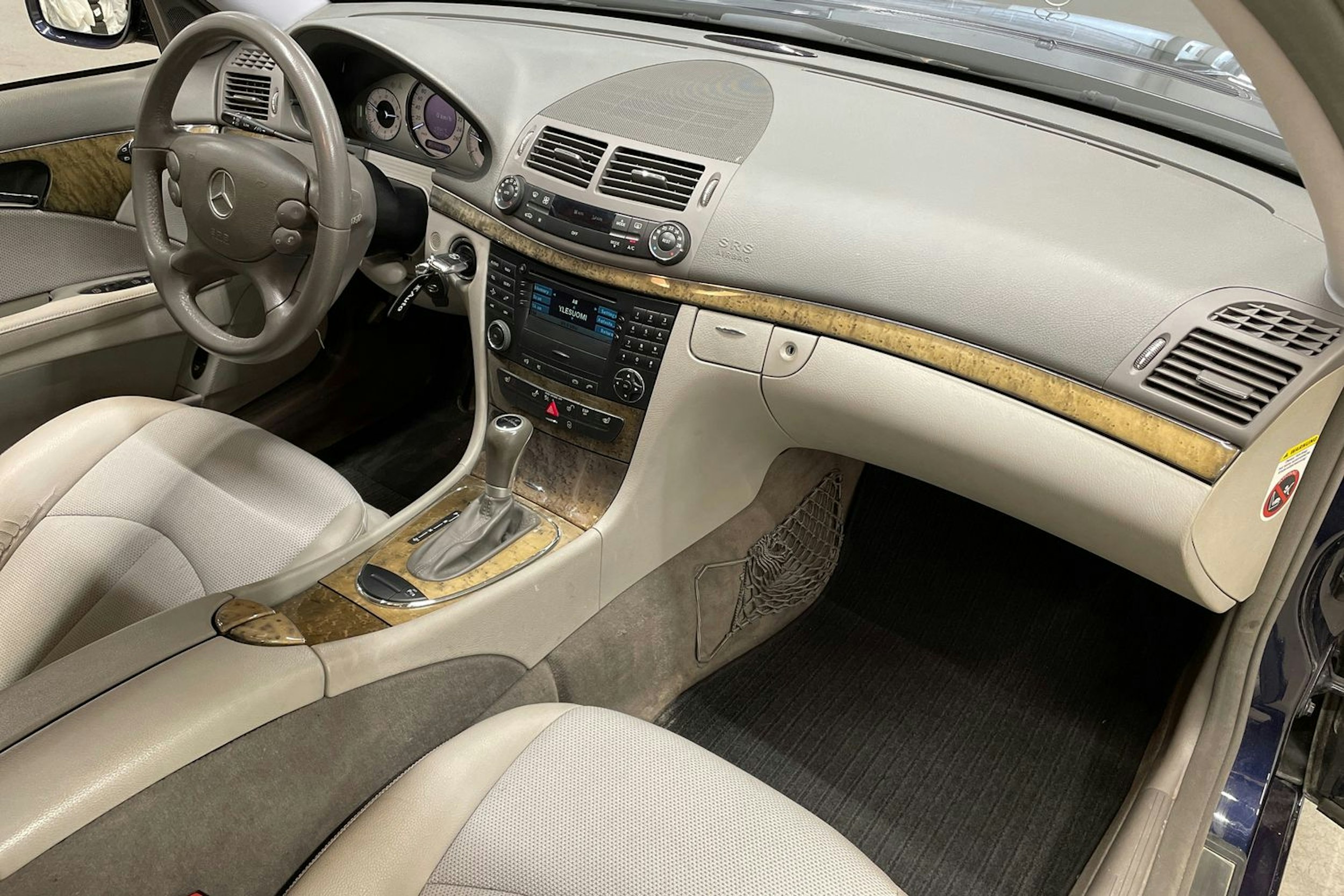 Sininen Mercedes-Benz E 2007 kuva 23.