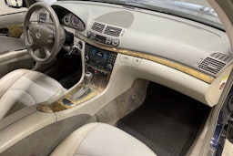 Sininen Mercedes-Benz E 2007 kuva 23.