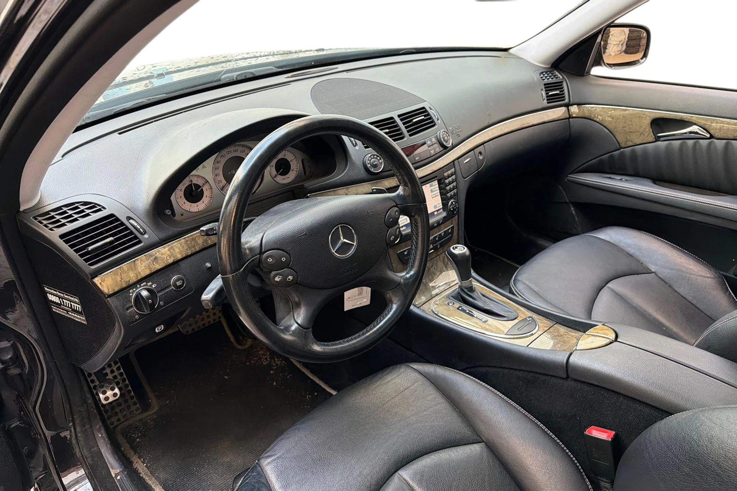 Musta Mercedes-Benz E 2007 kuva 8.