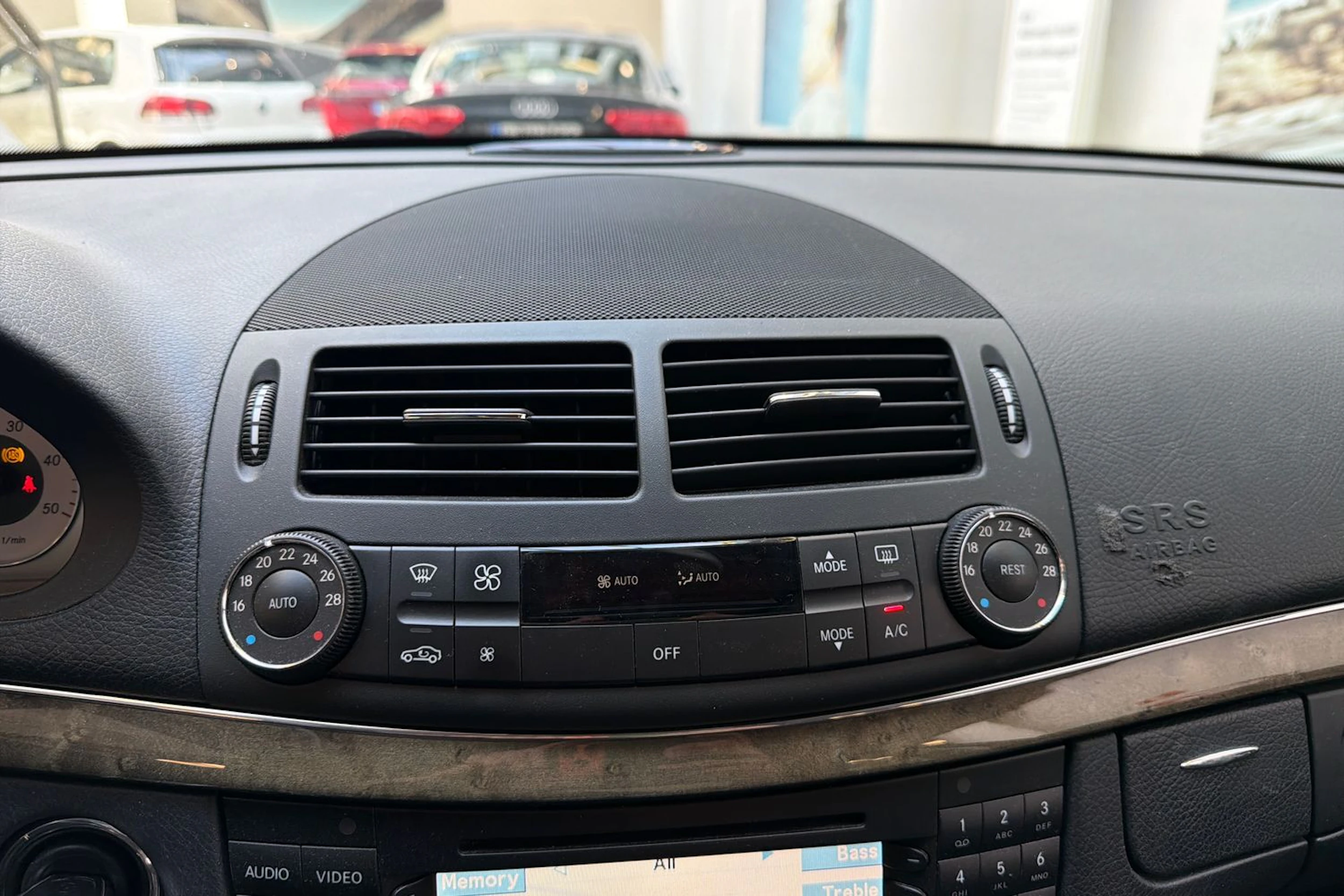 Musta Mercedes-Benz E 2007 kuva 22.