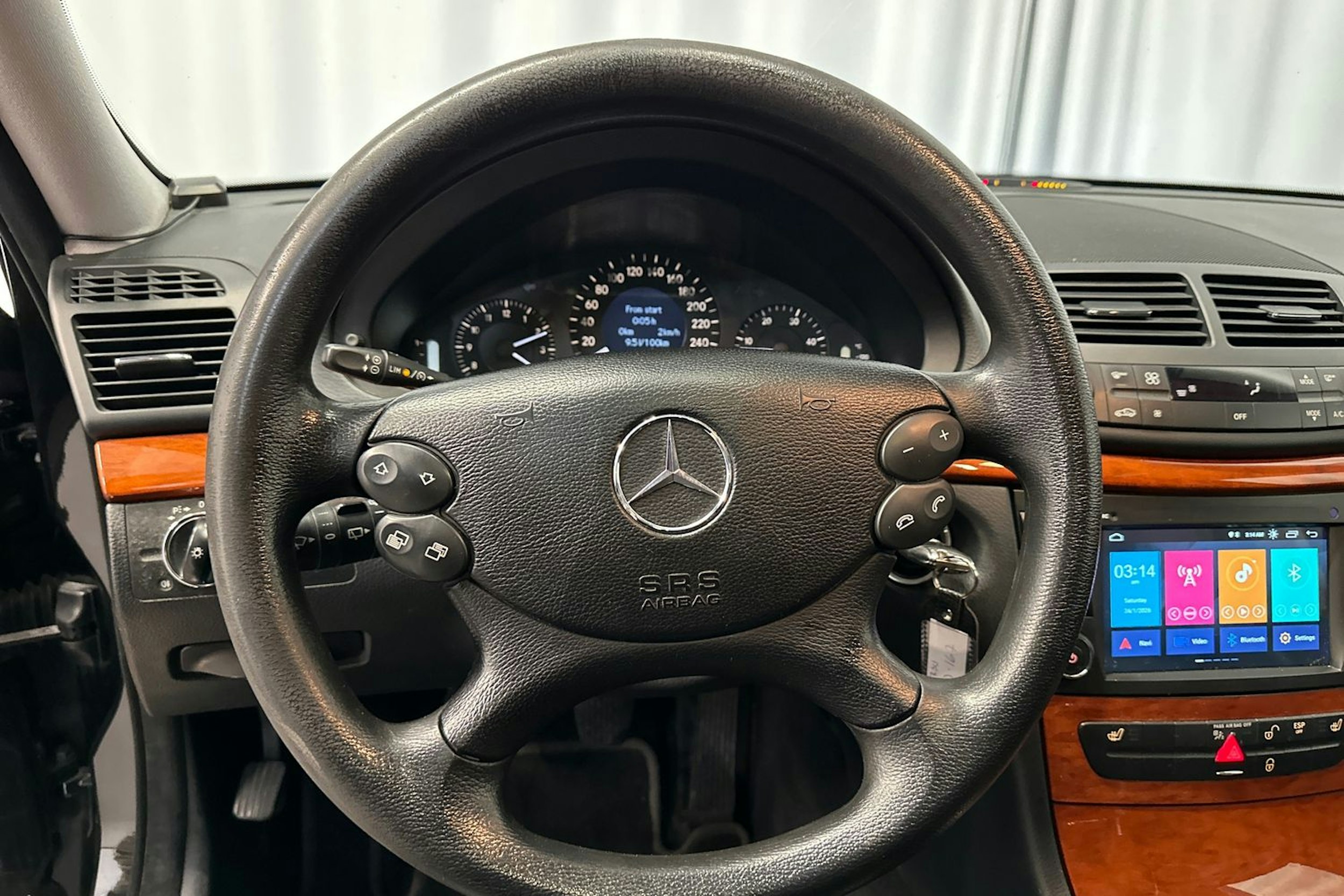 musta Mercedes-Benz E 2007 kuva 15.