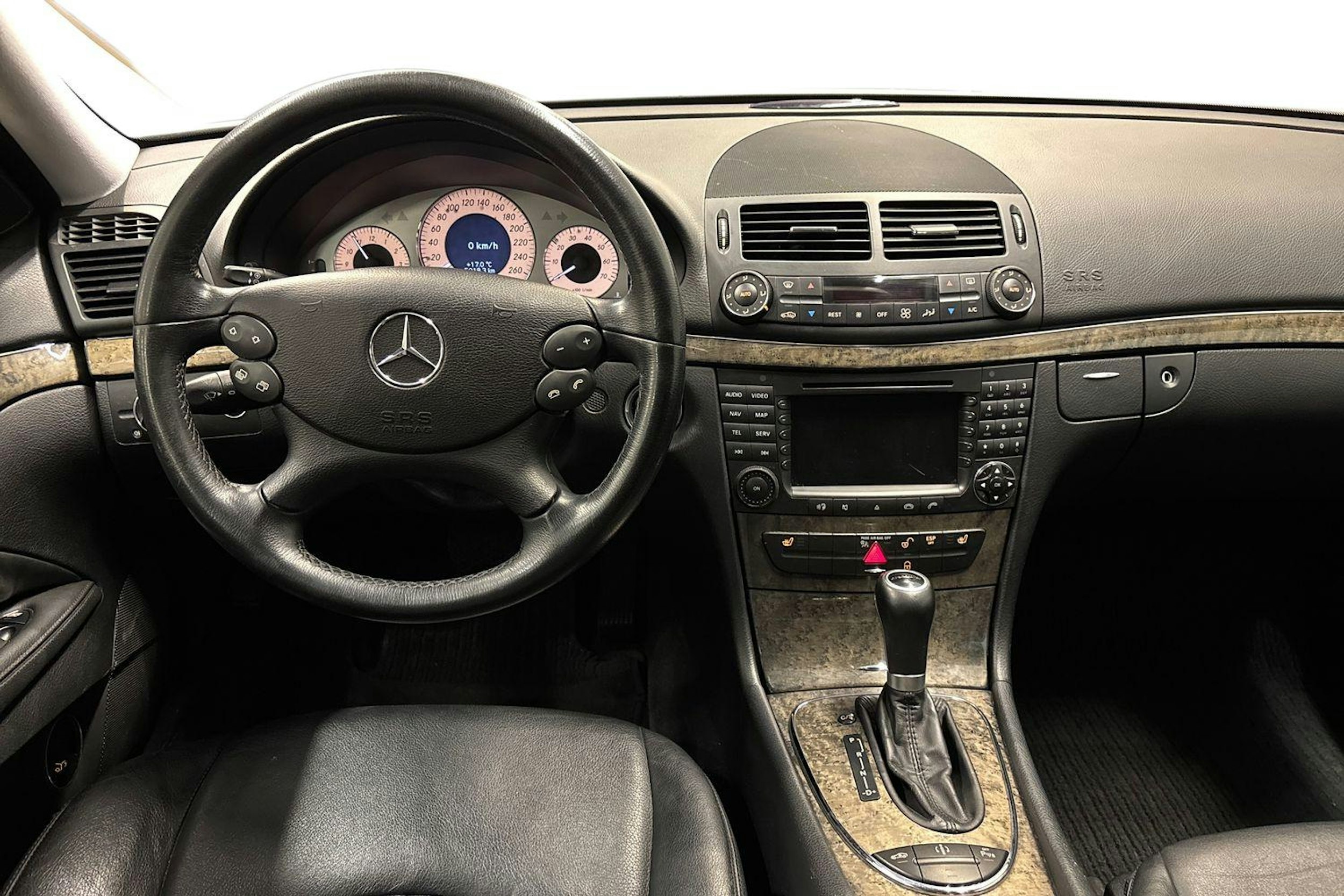 harmaa Mercedes-Benz E 2007 kuva 9.