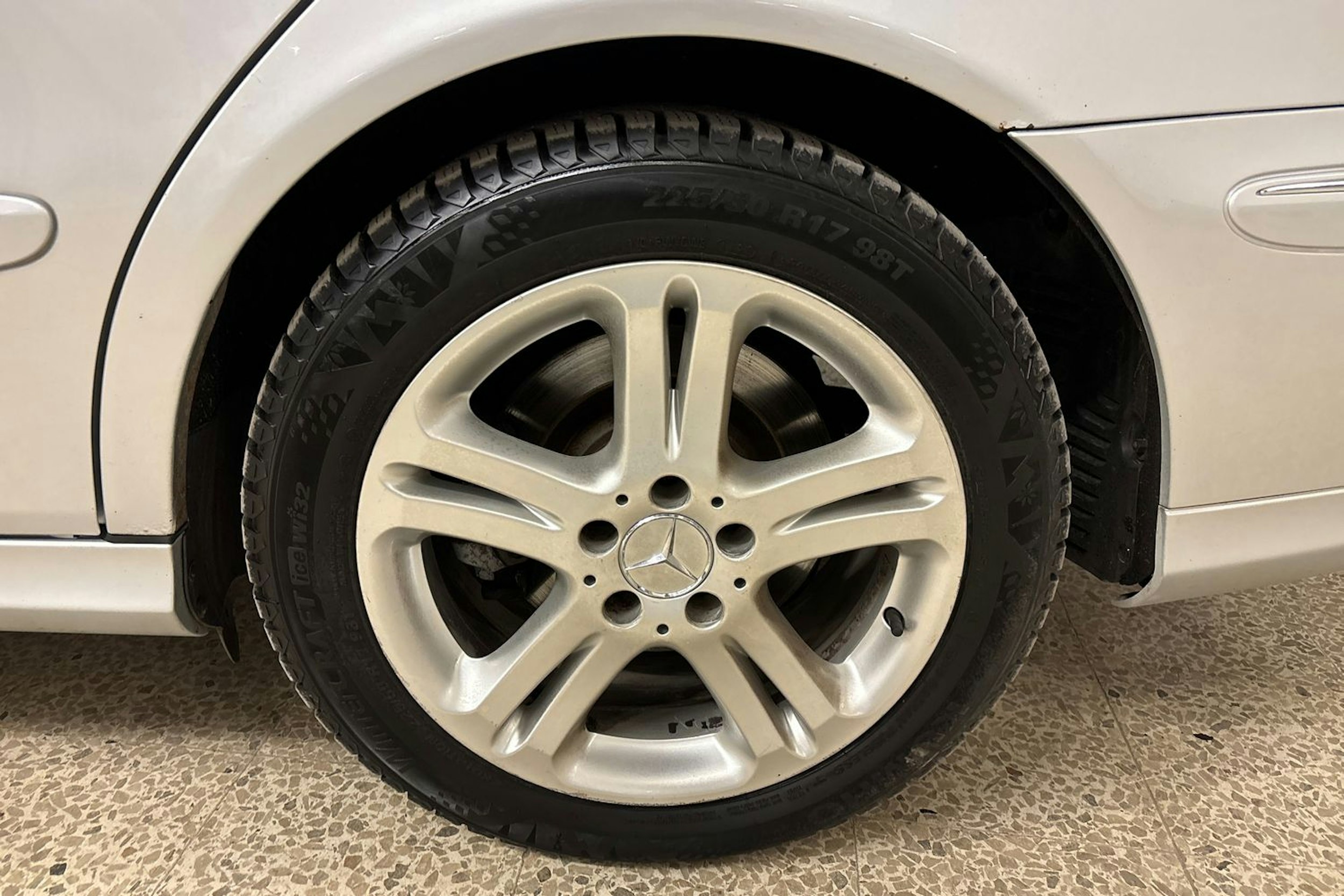 harmaa Mercedes-Benz E 2007 kuva 13.