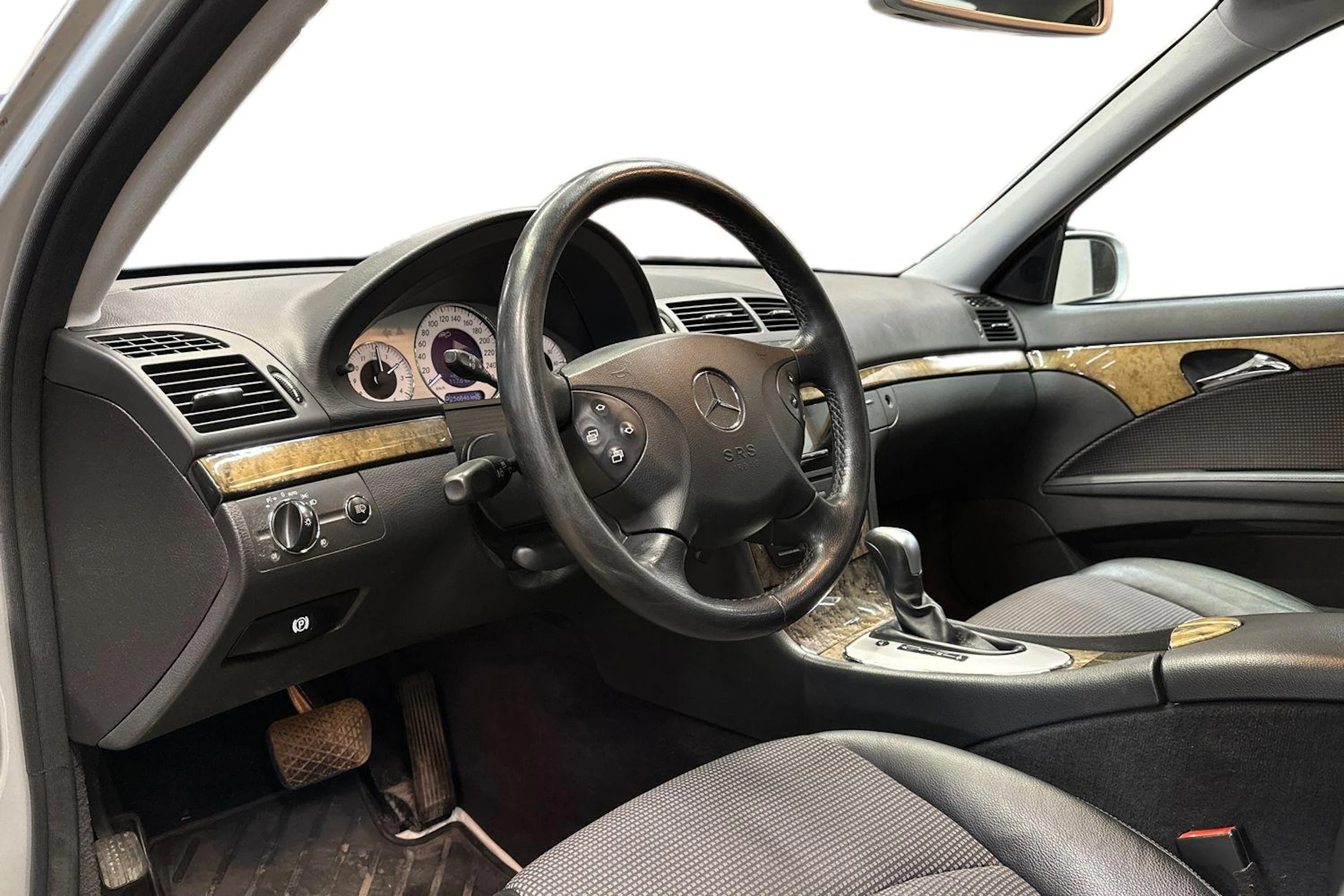 harmaa Mercedes-Benz E 2007 kuva 8.