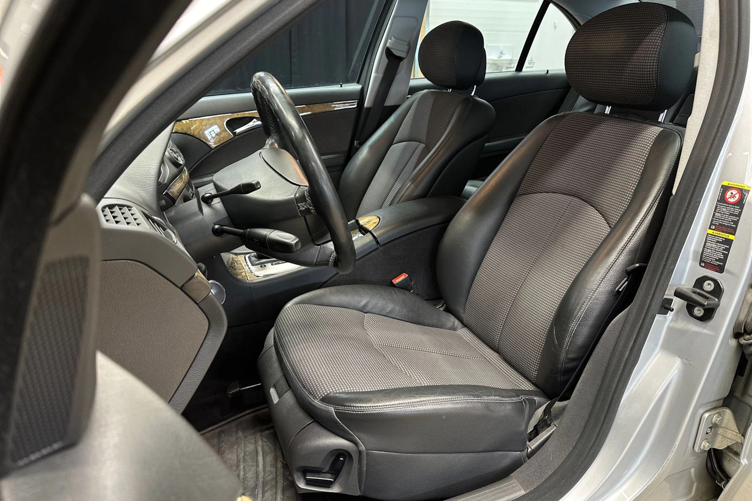 harmaa Mercedes-Benz E 2007 kuva 16.
