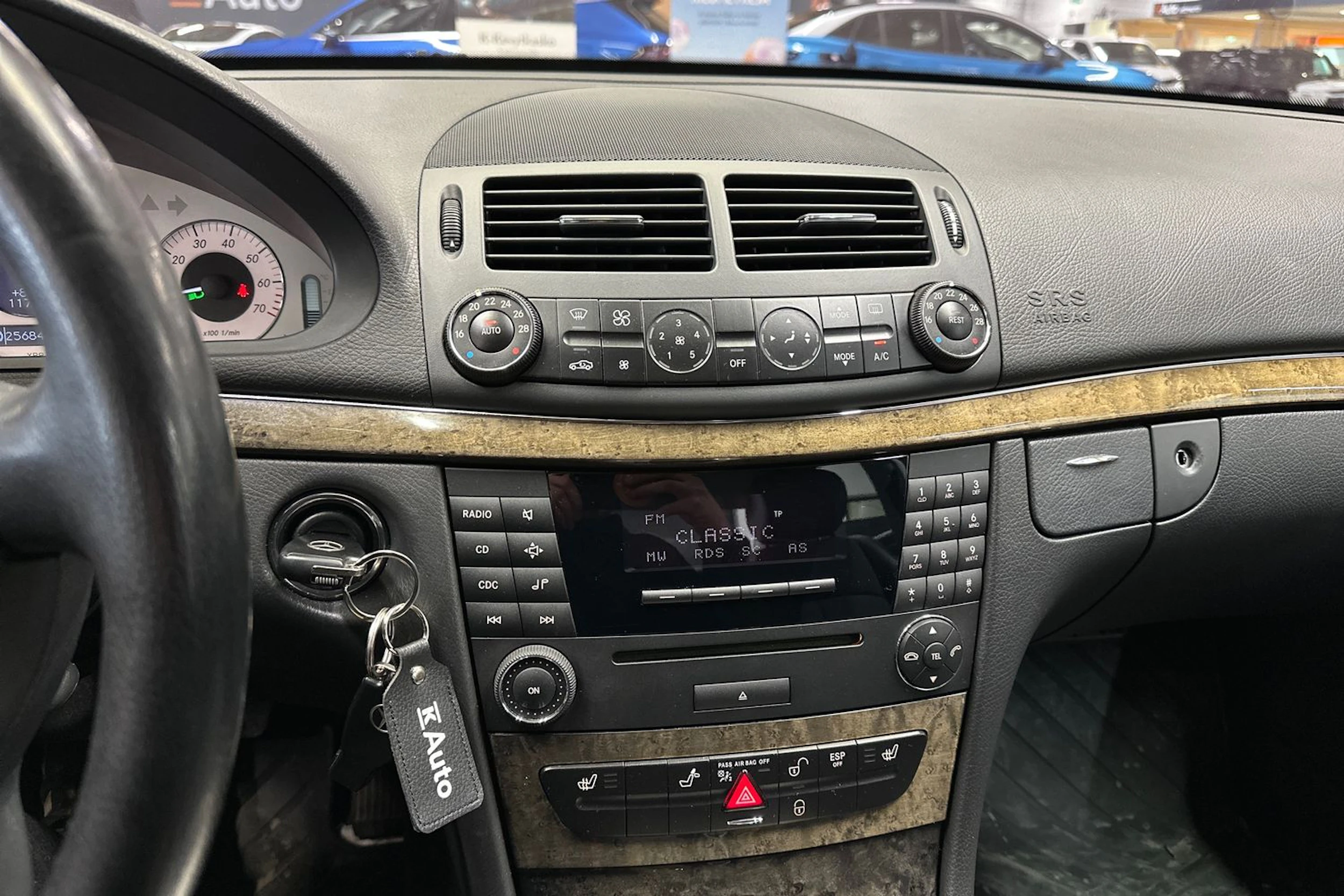 harmaa Mercedes-Benz E 2007 kuva 18.