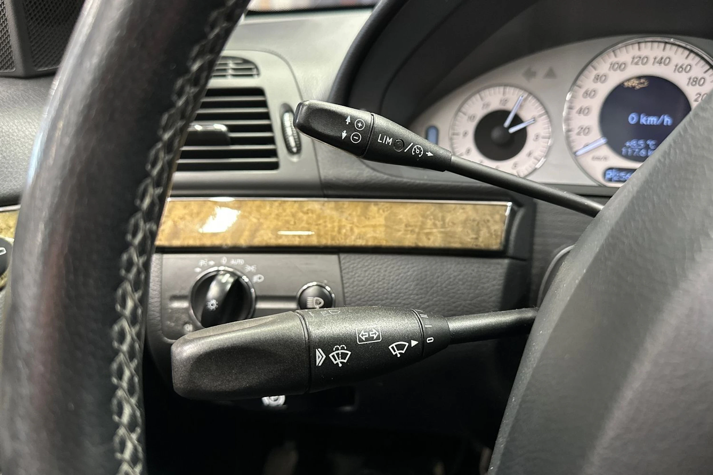 harmaa Mercedes-Benz E 2007 kuva 23.
