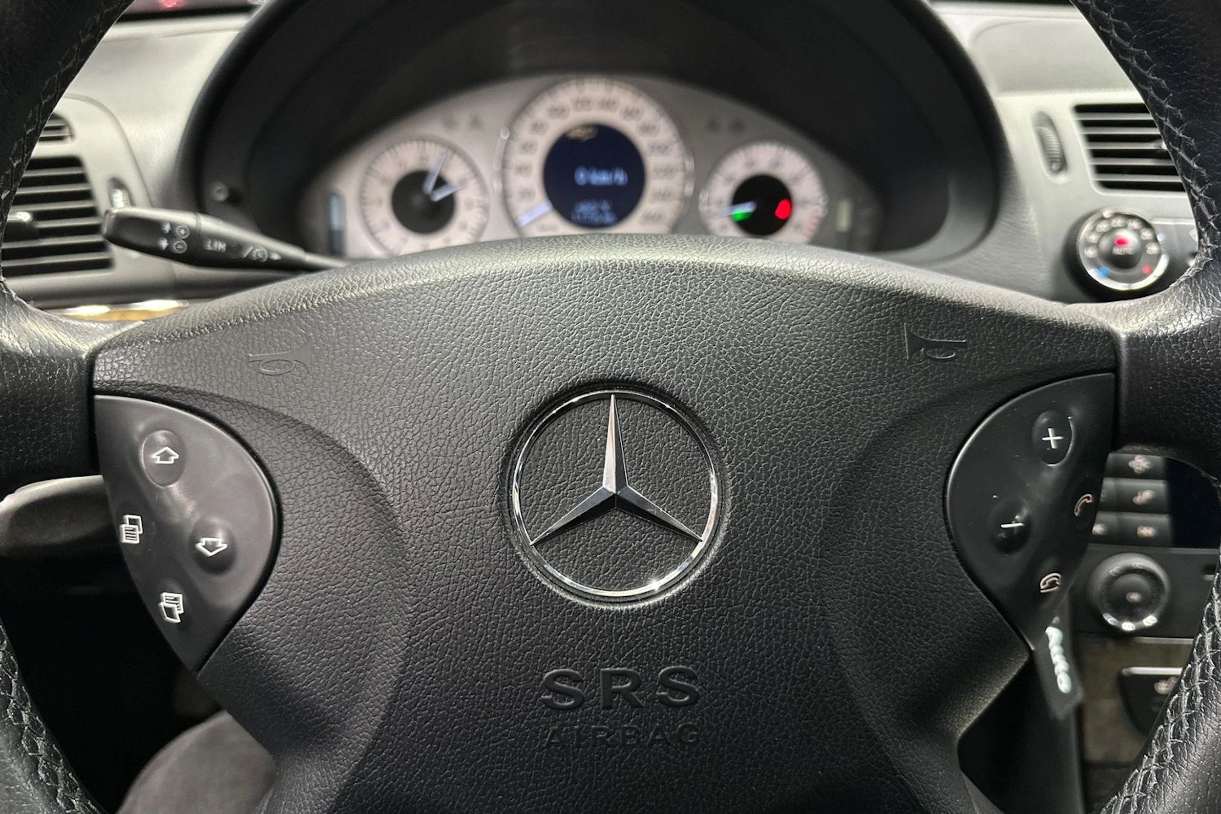 harmaa Mercedes-Benz E 2007 kuva 24.
