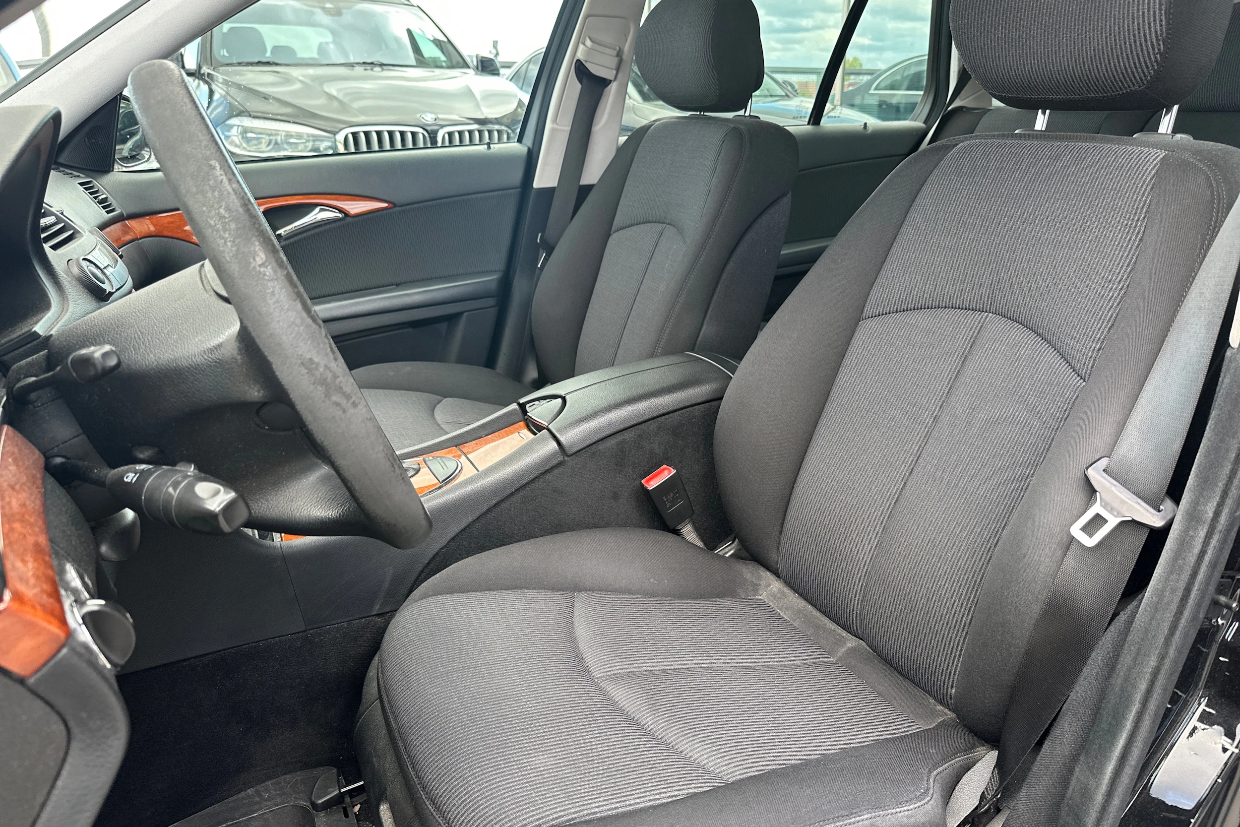 Musta Mercedes-Benz E 2007 kuva 13.