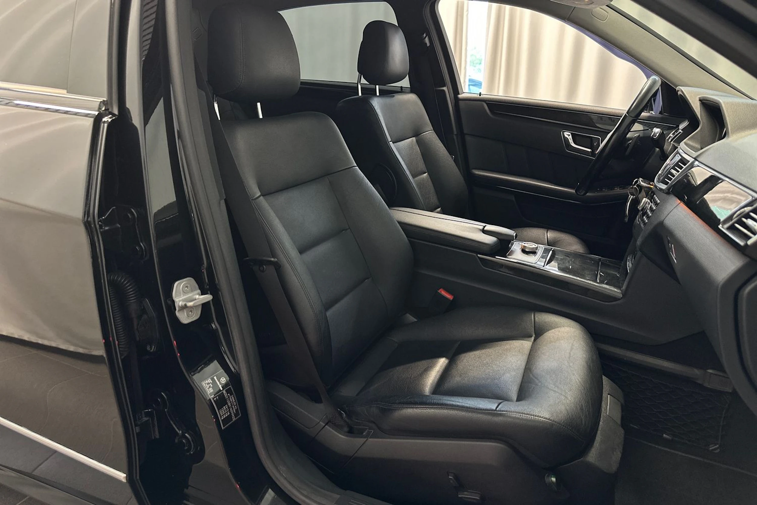 musta Mercedes-Benz E 2009 kuva 11.