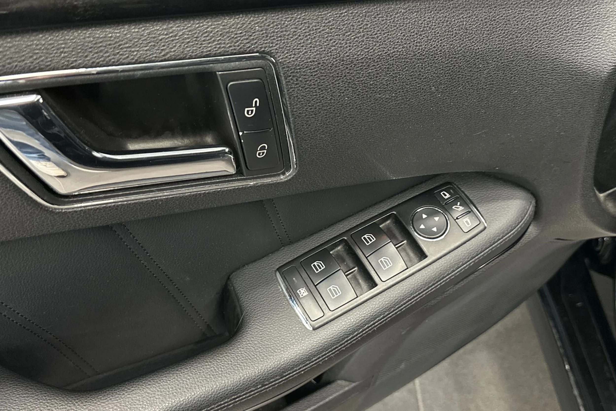 musta Mercedes-Benz E 2009 kuva 14.