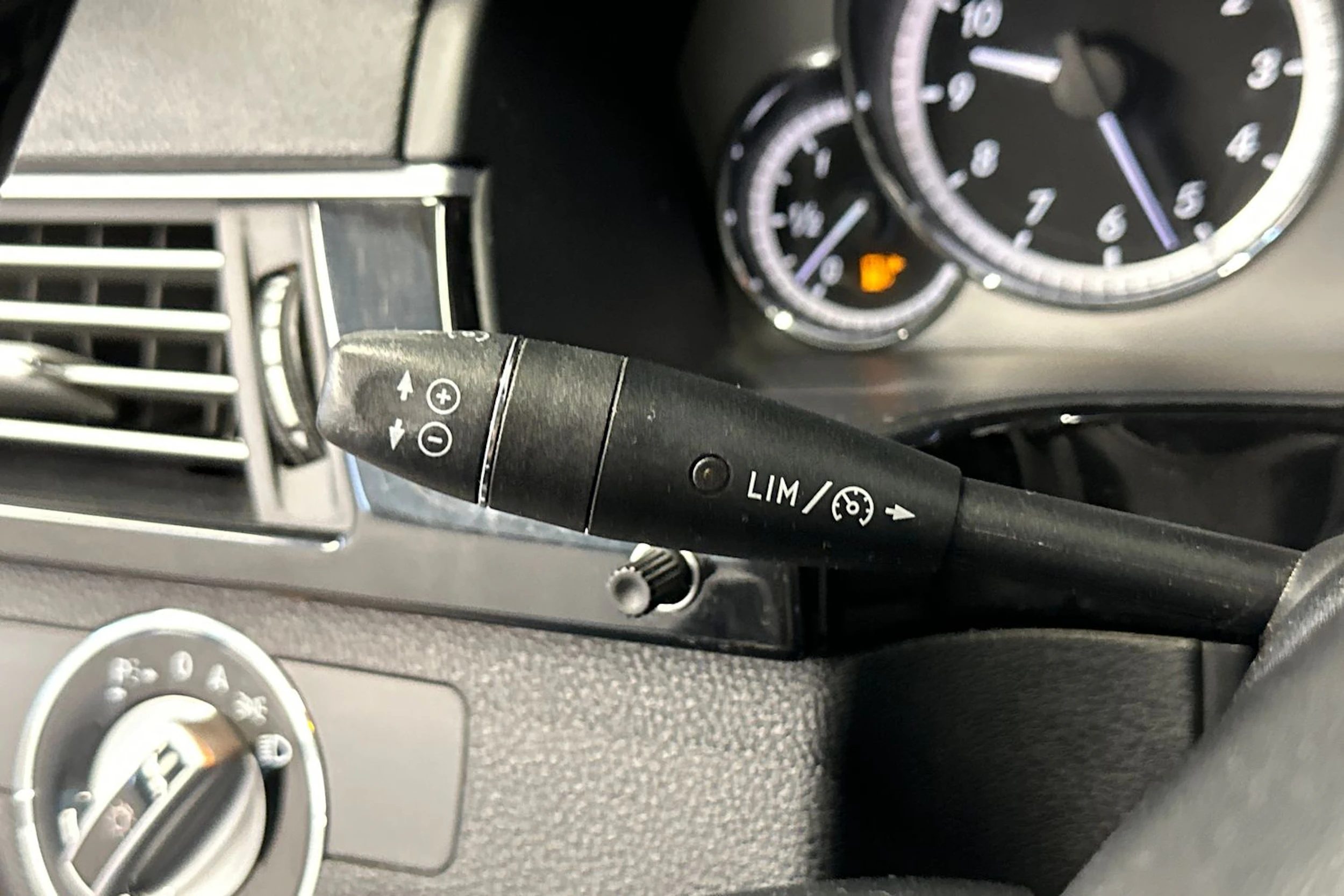 musta Mercedes-Benz E 2009 kuva 17.