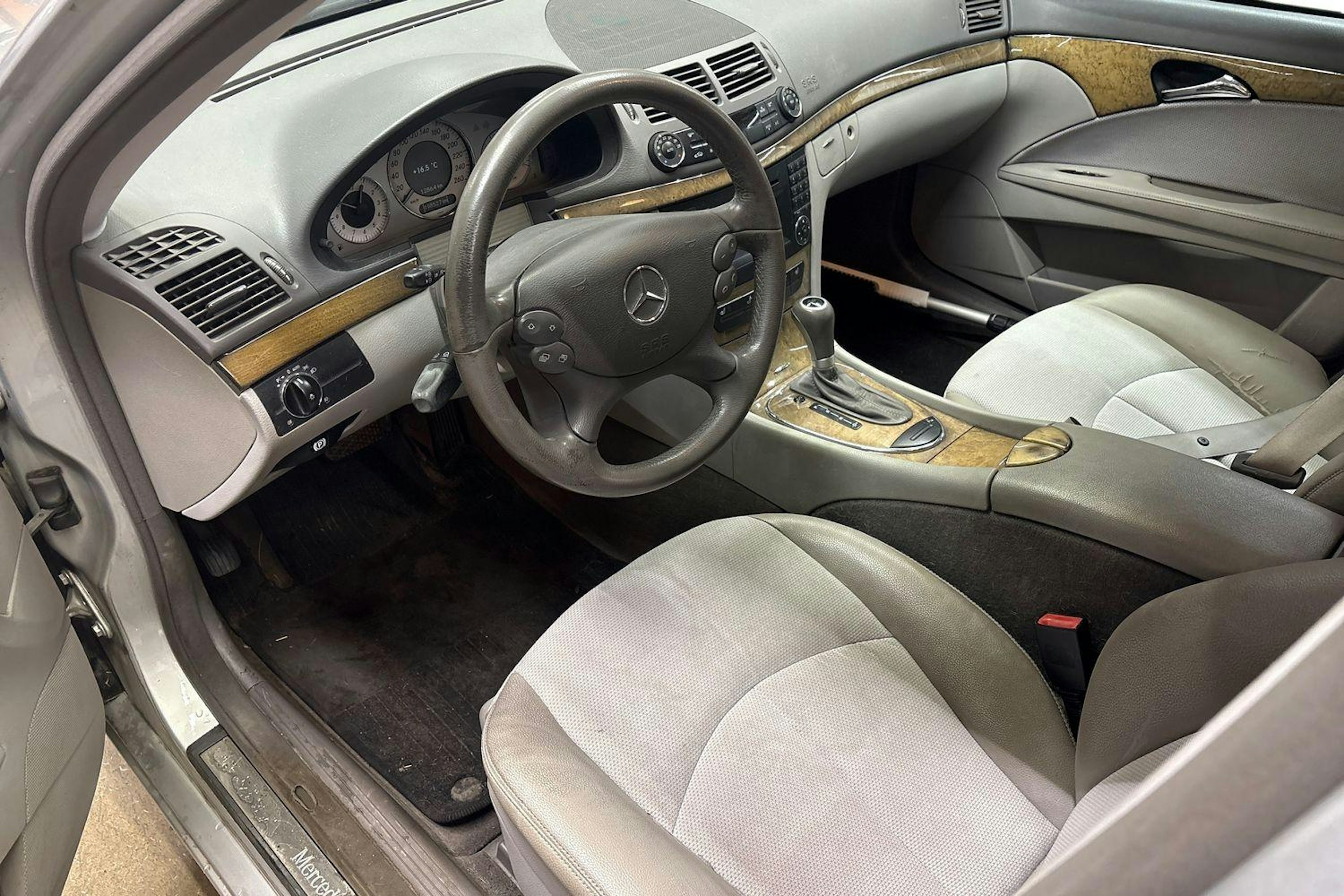 harmaa Mercedes-Benz E 2009 kuva 4.