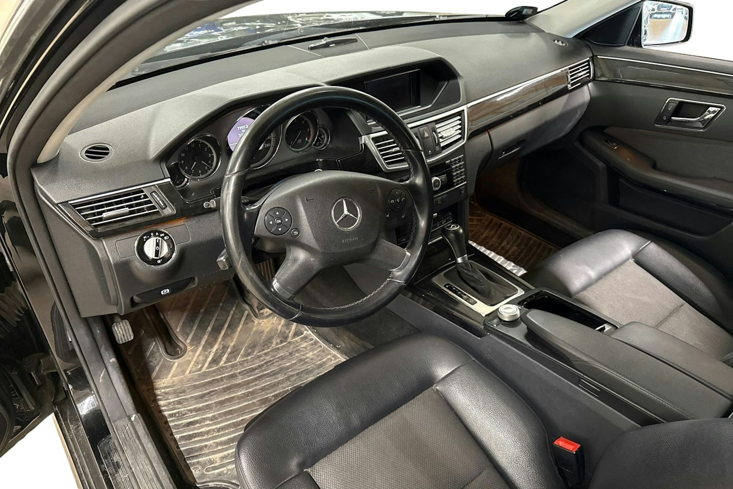 musta Mercedes-Benz E 2009 kuva 3.
