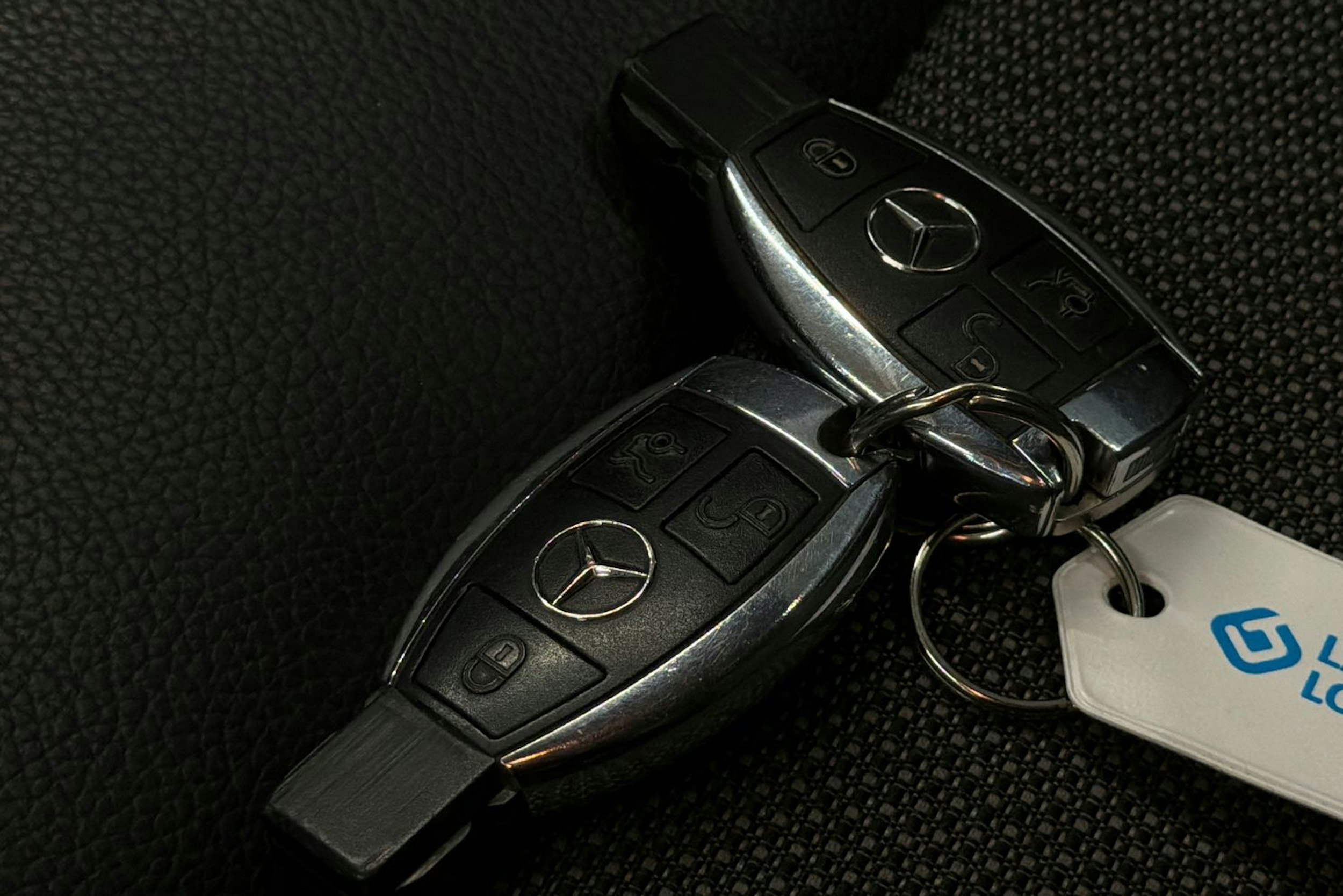 musta Mercedes-Benz E 2009 kuva 18.