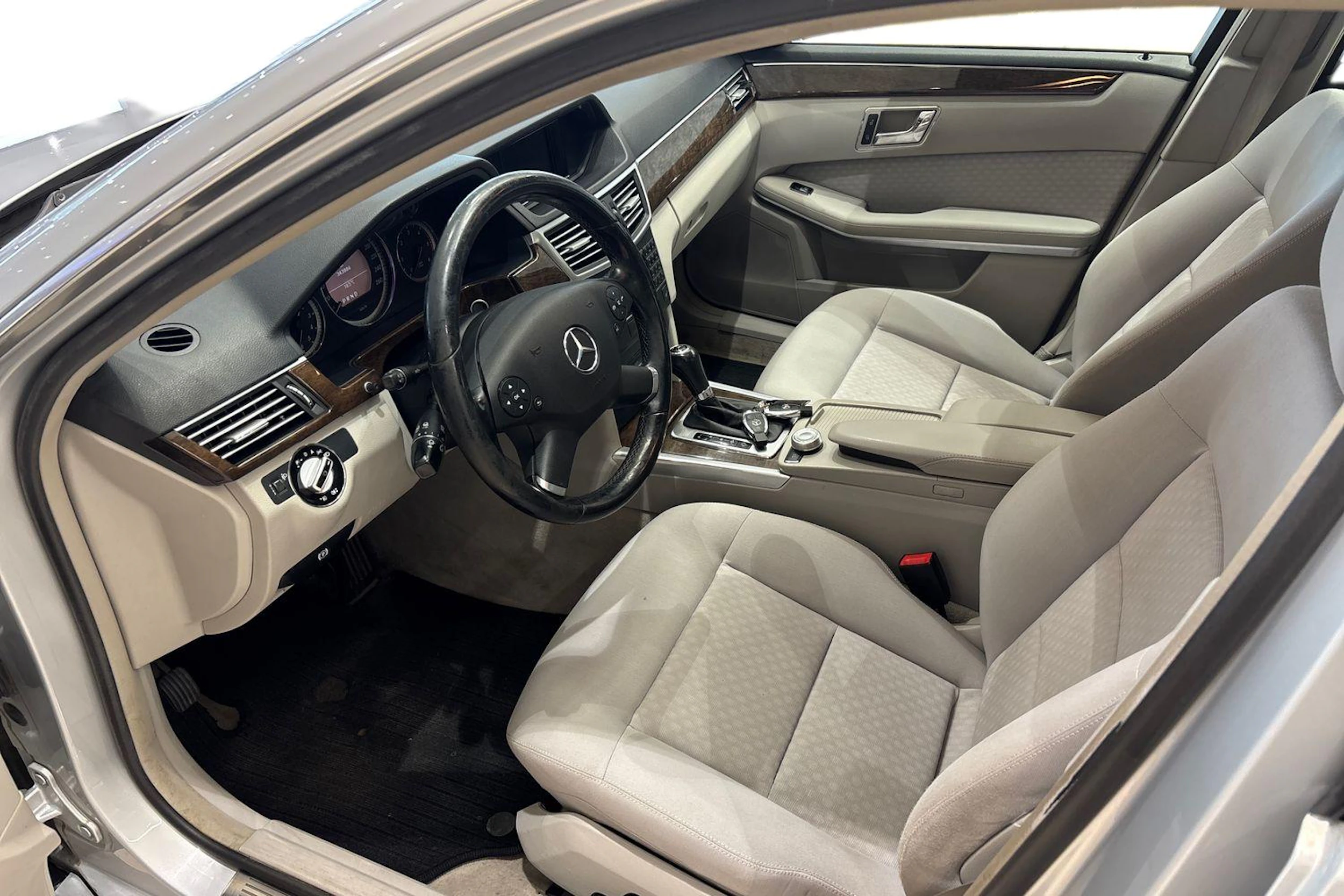 Harmaa Mercedes-Benz E 2009 kuva 6.