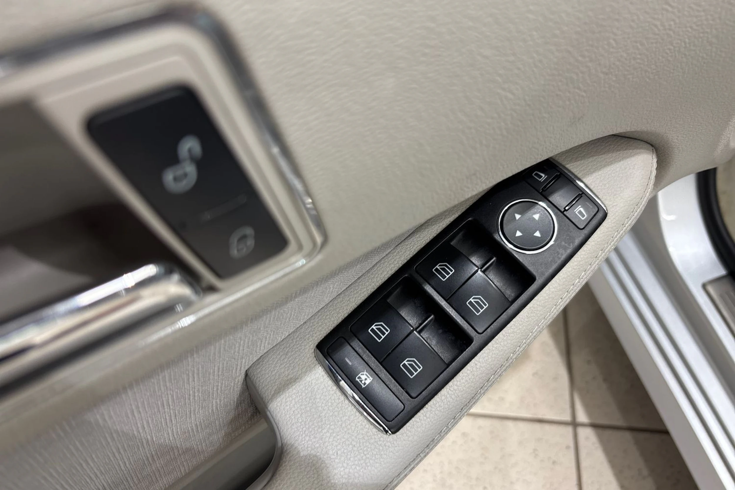 Harmaa Mercedes-Benz E 2009 kuva 14.