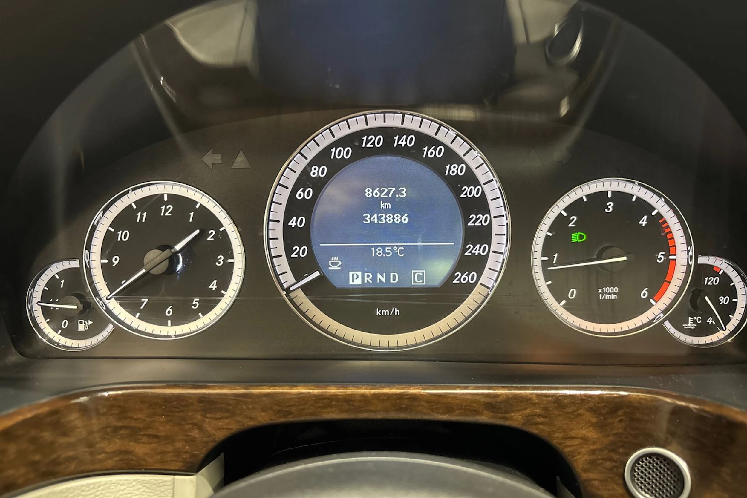 Harmaa Mercedes-Benz E 2009 kuva 20.