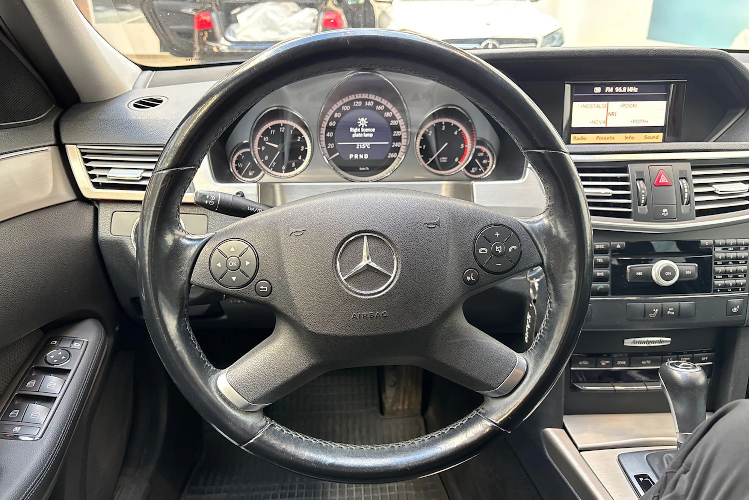 sininen Mercedes-Benz E 2009 kuva 15.