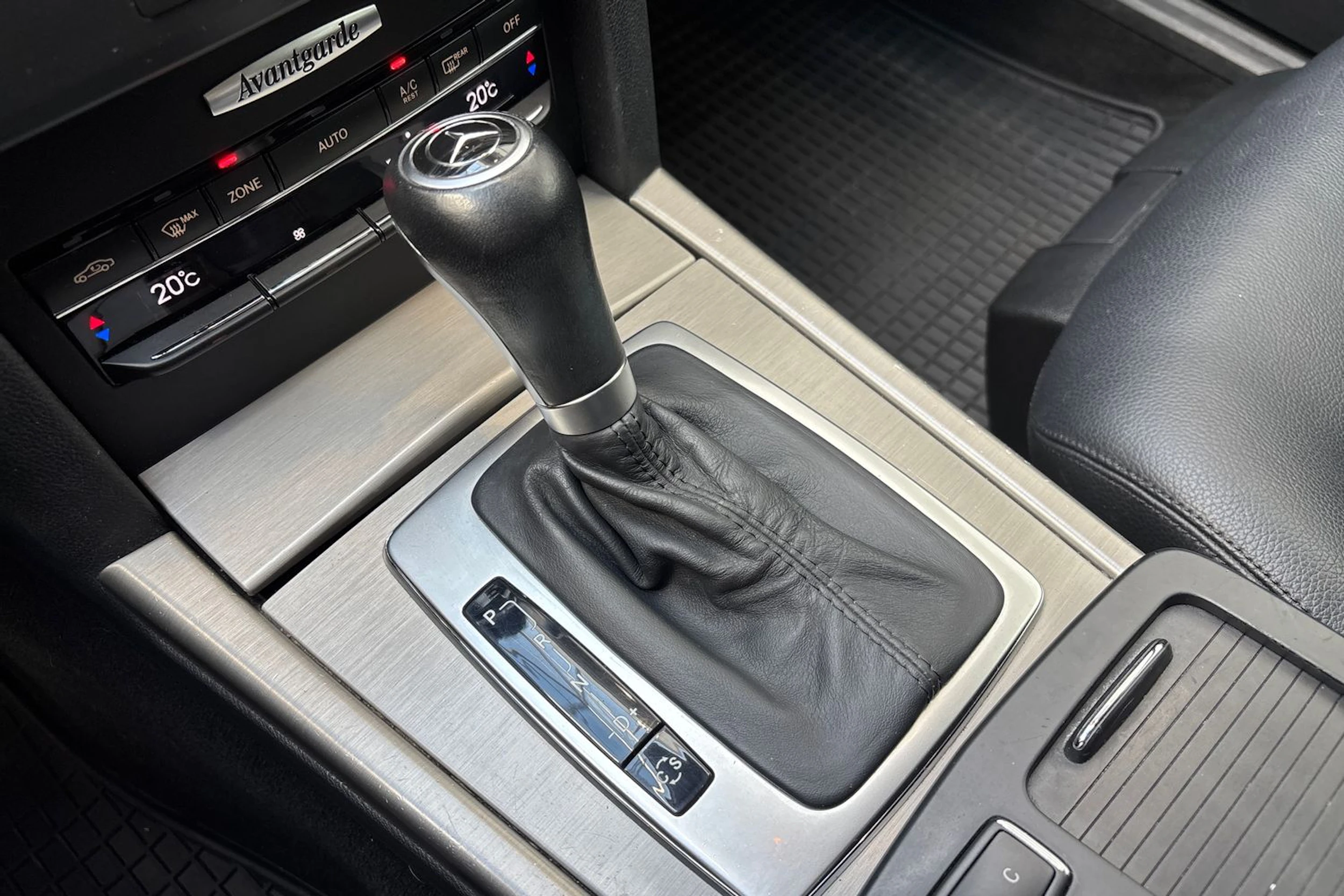 sininen Mercedes-Benz E 2009 kuva 17.