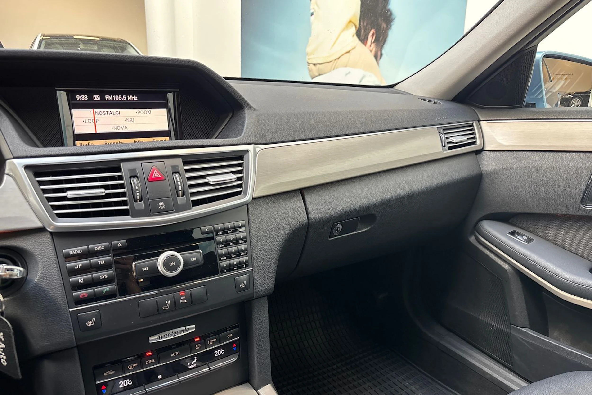sininen Mercedes-Benz E 2009 kuva 18.