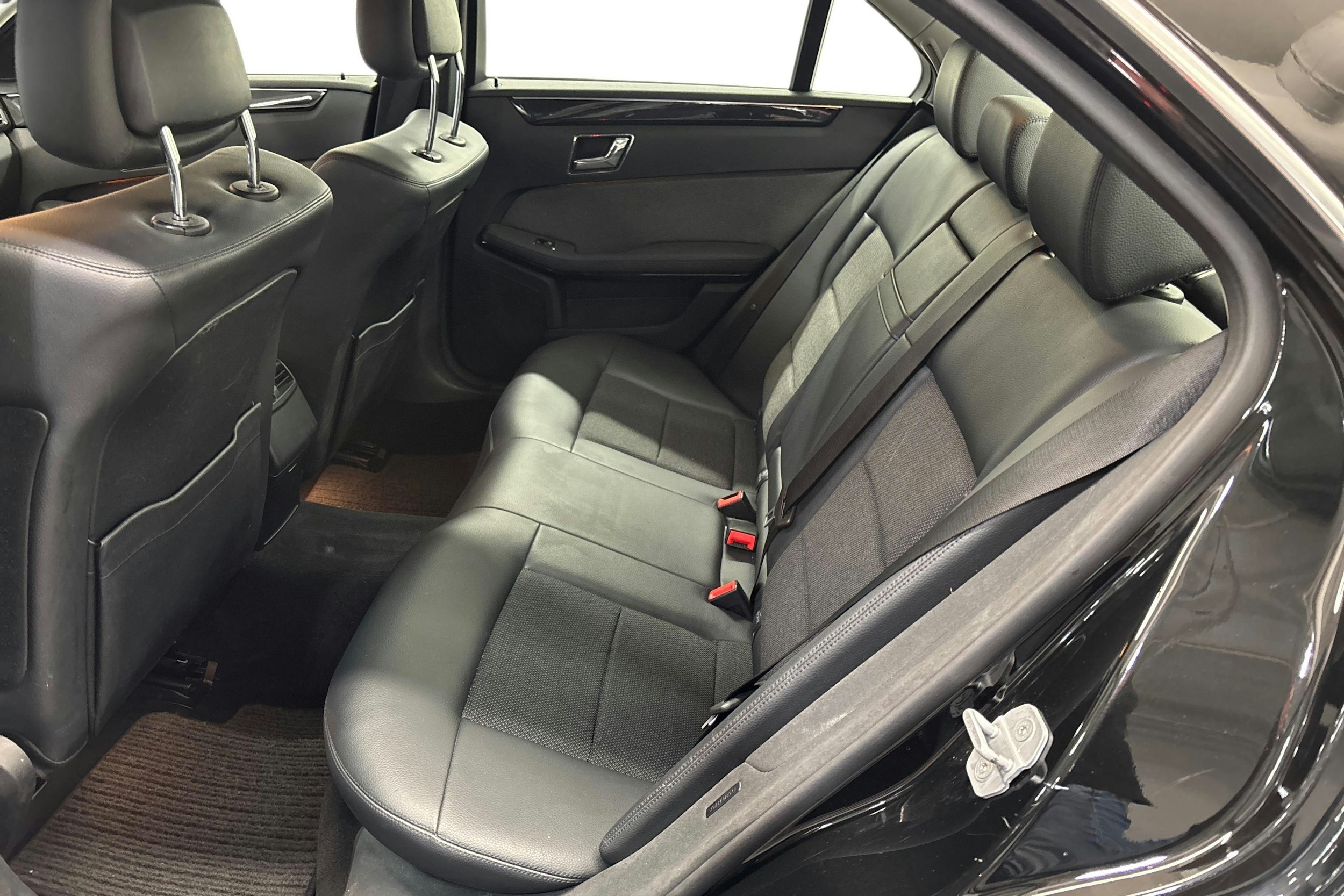 musta Mercedes-Benz E 2009 kuva 10.