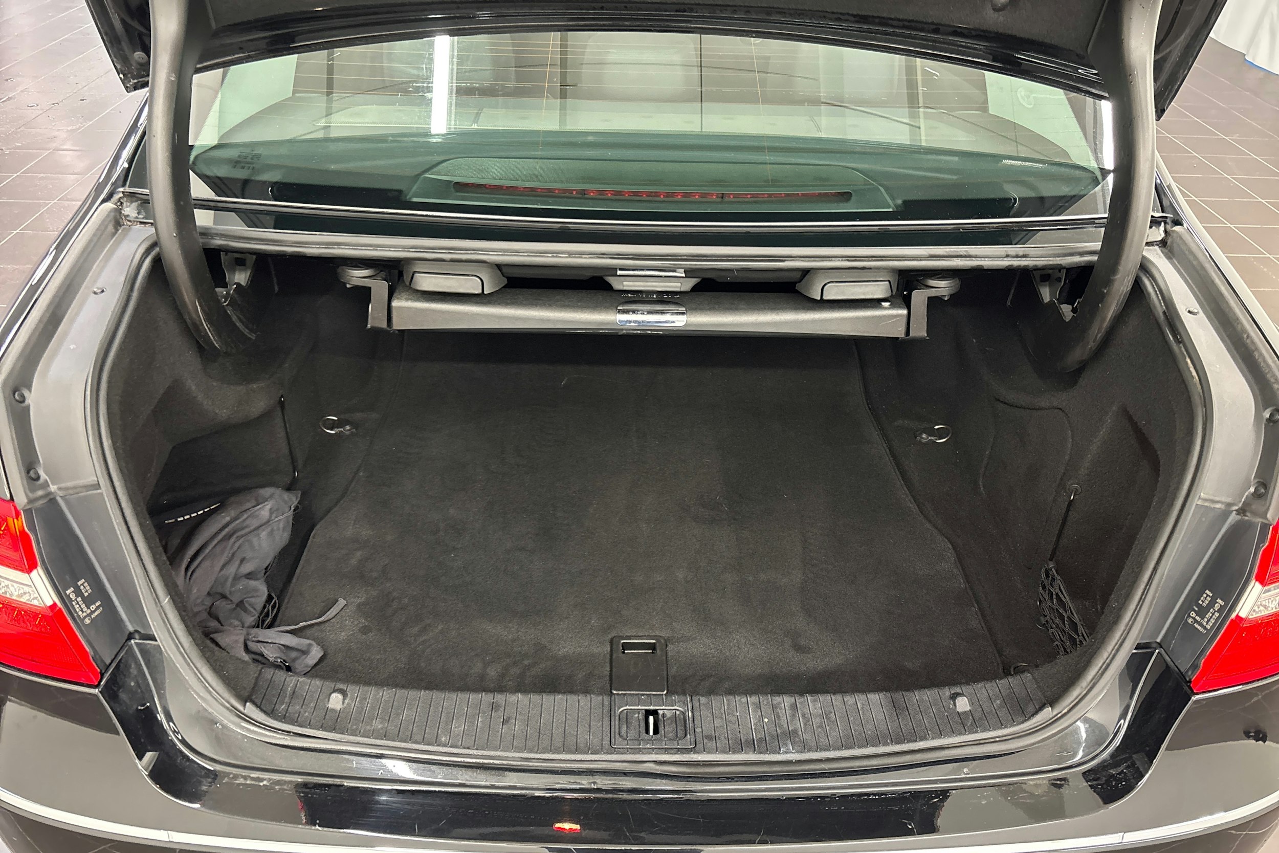 musta Mercedes-Benz E 2009 kuva 14.