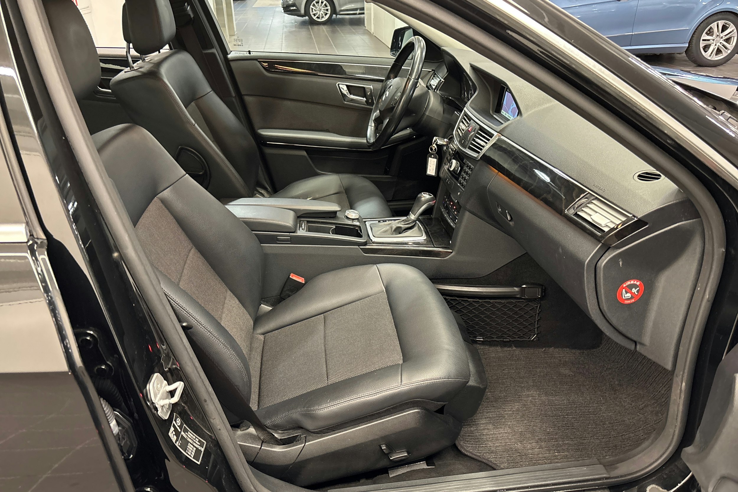 musta Mercedes-Benz E 2009 kuva 17.