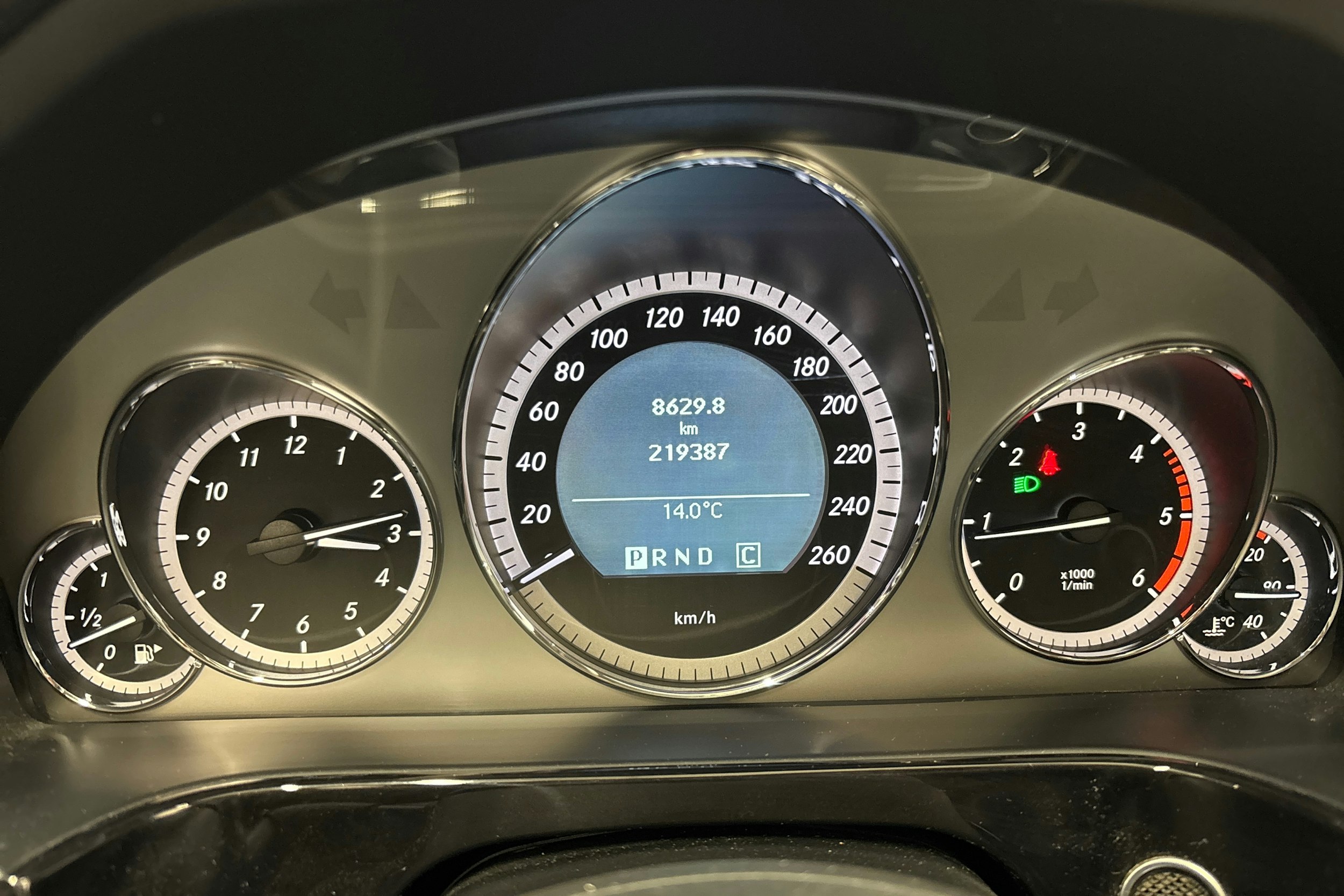 musta Mercedes-Benz E 2009 kuva 20.