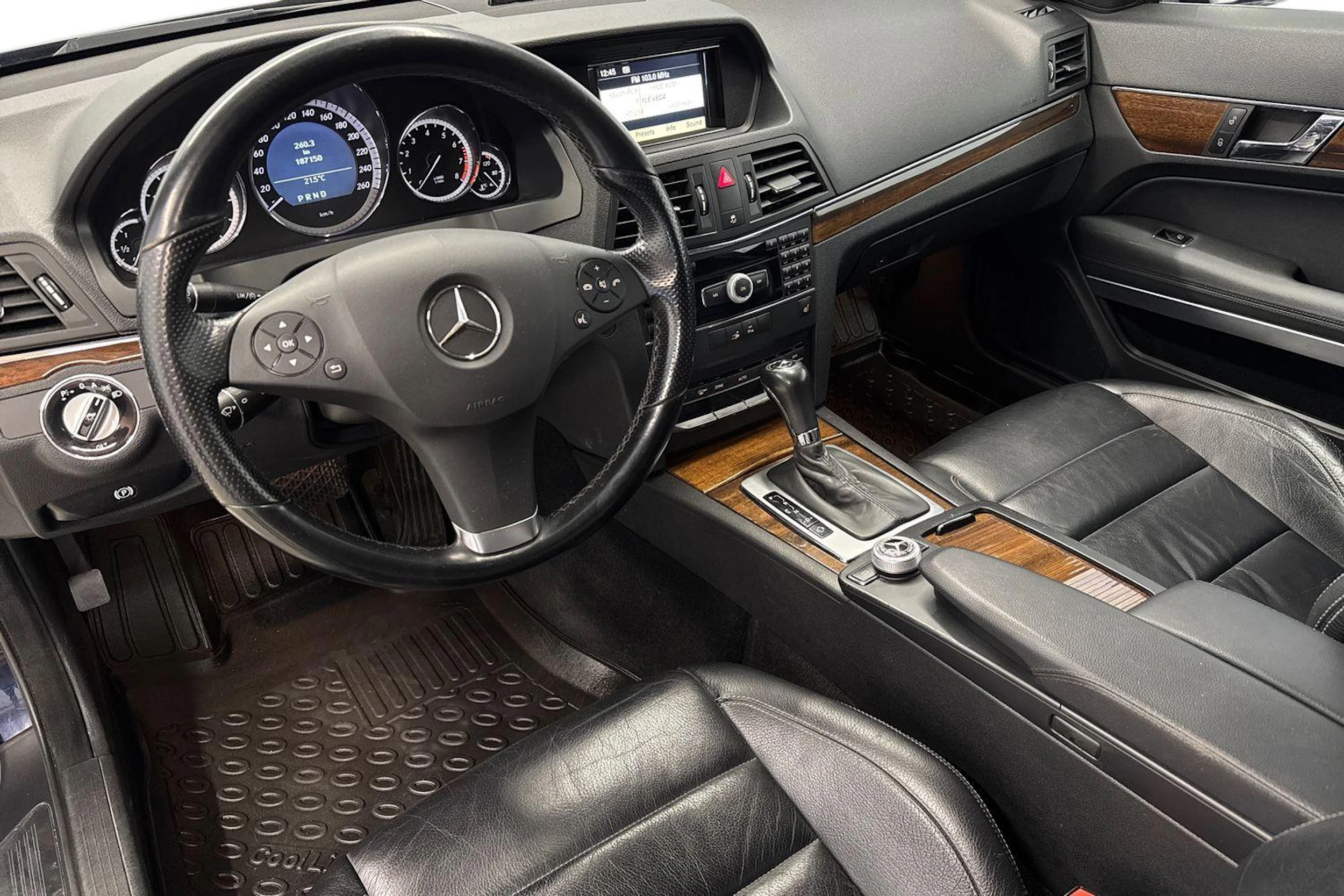 sininen Mercedes-Benz E 2010 kuva 6.